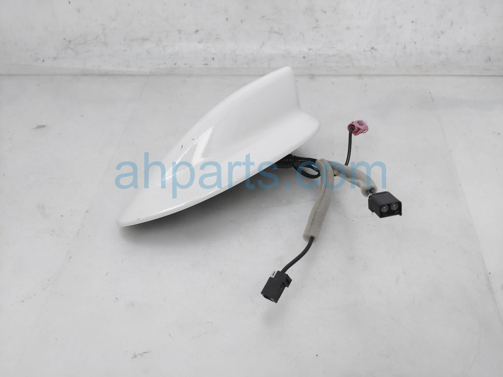 $49 Acura ANTENNA - ROOF MTD - WHITE HOUSING