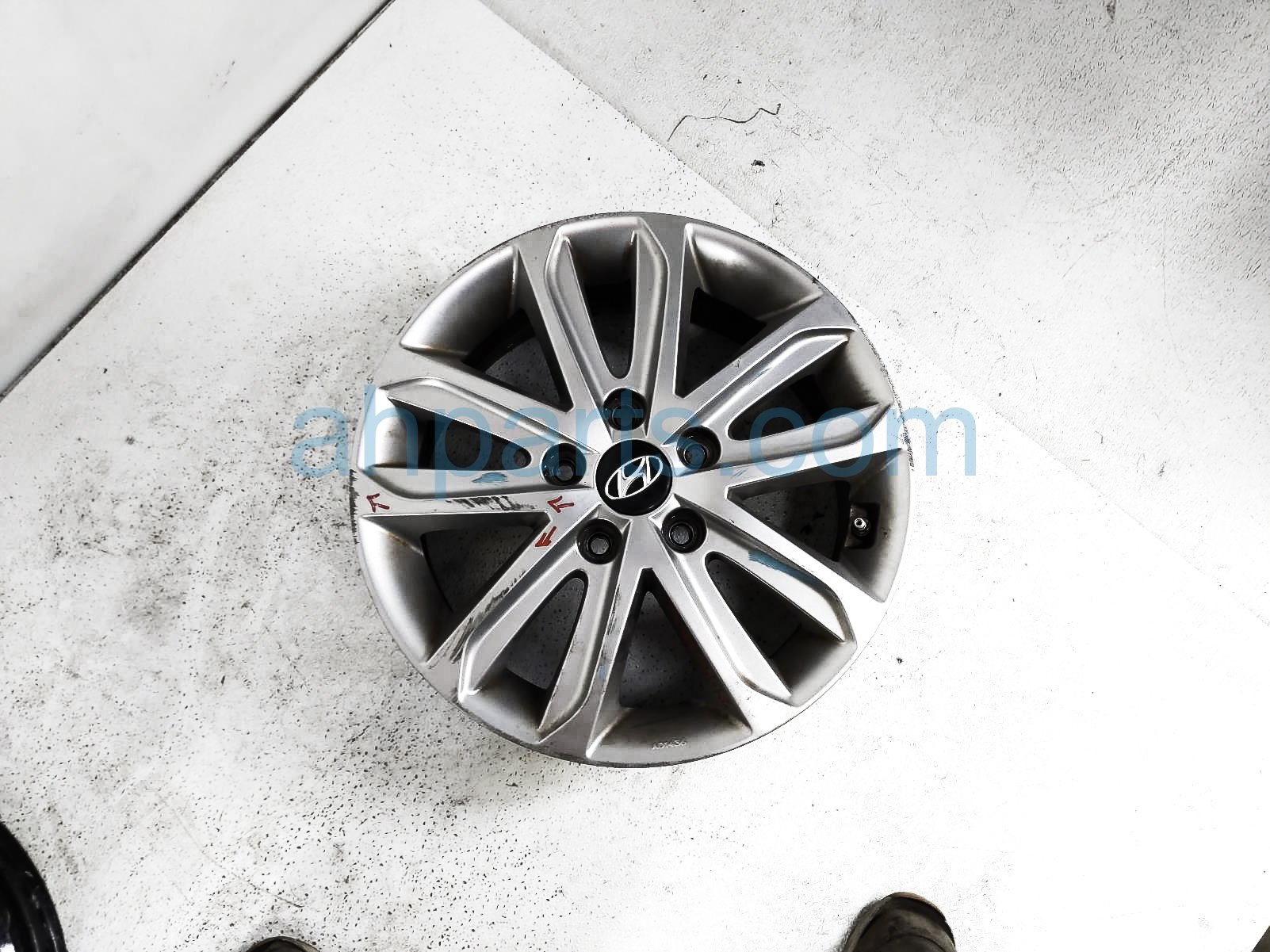 $125 Hyundai RR/RH WHEEL / RIM - CURB RASH $125 Hyundai RR/RH WHEEL / RIM - CURB RASH