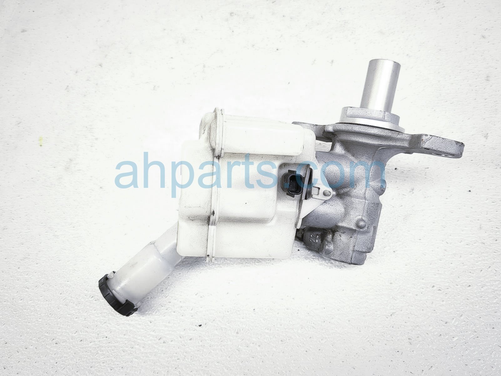$70 Nissan BRAKE MASTER CYLINDER W/RESERVOIR $70 Nissan BRAKE MASTER CYLINDER W/RESERVOIR