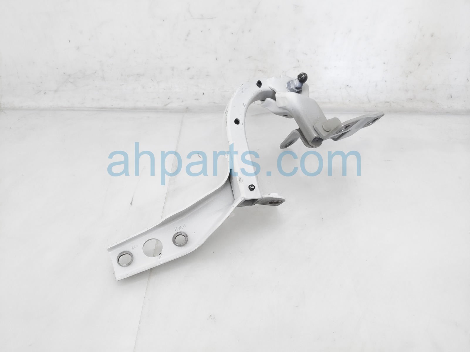 $30 Honda RH SIDE TAILGATE HINGE - WHITE