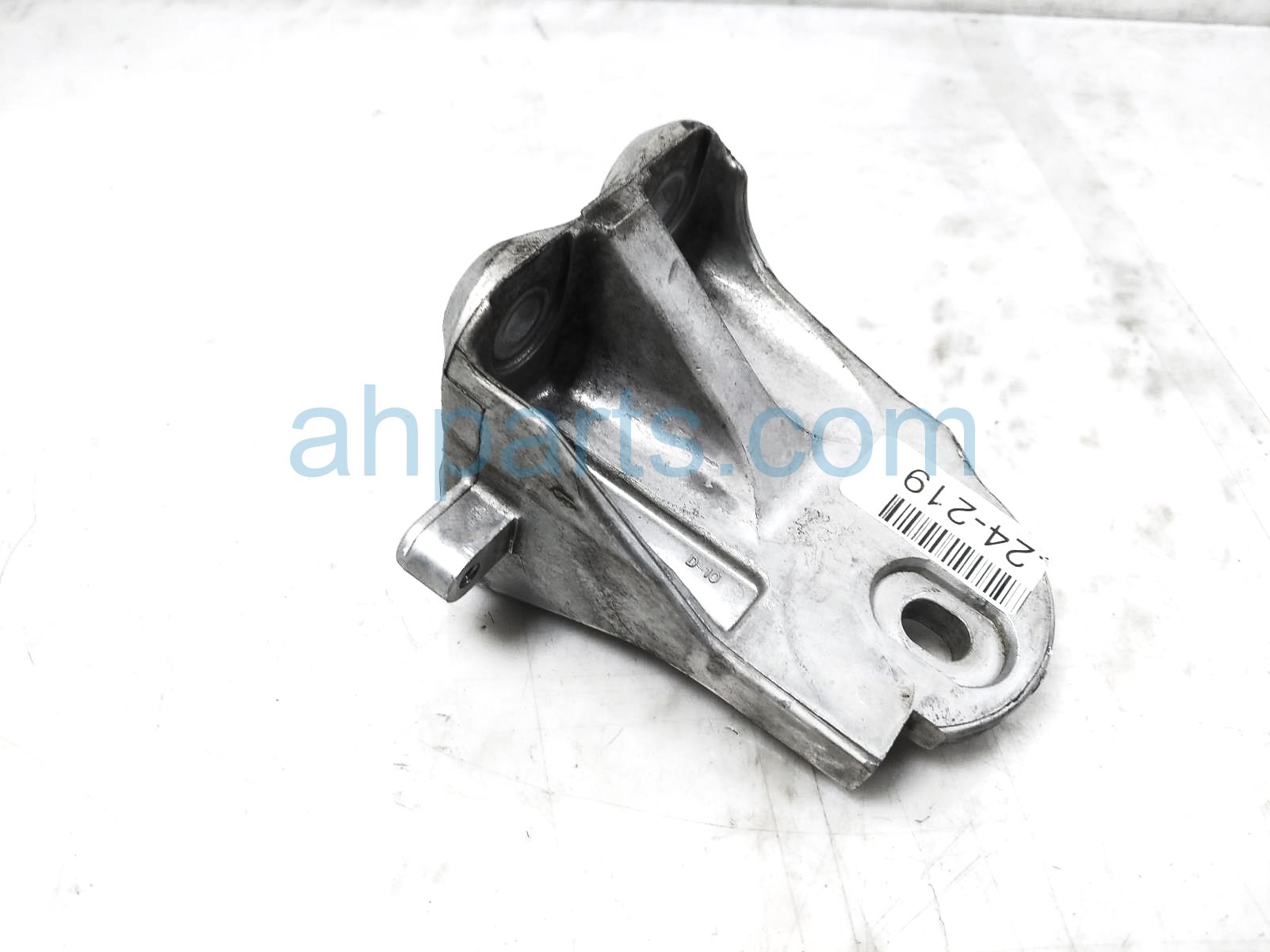 $15 Nissan FRONT ENGINE MOUNT BRACKET - V6 FWD