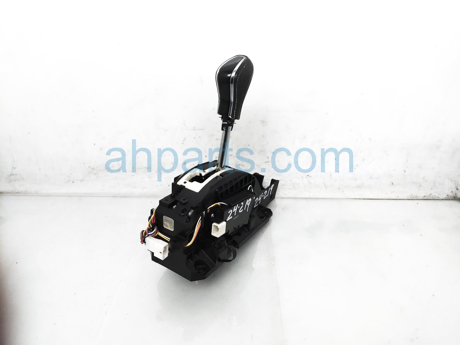 $99 Nissan A/T FLOOR SHIFTER W/KNOB ASSY - SL