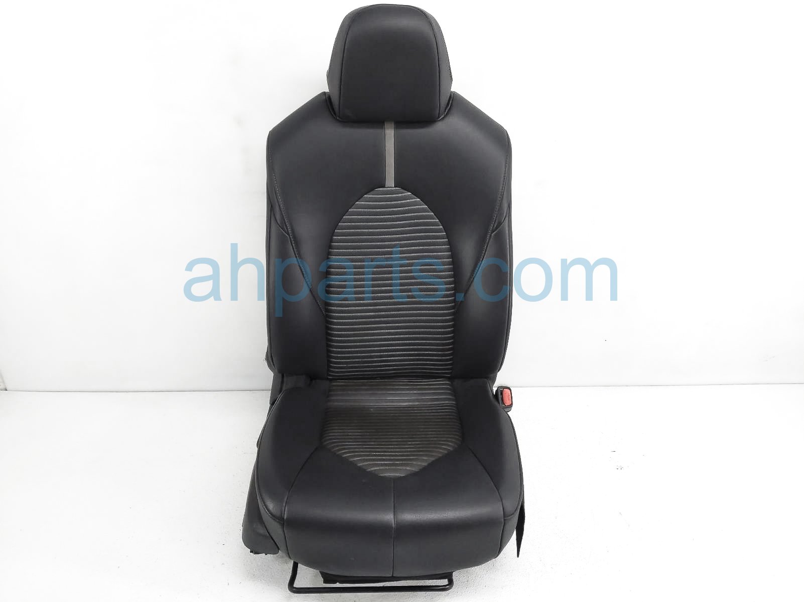 $145 Toyota FR/RH SEAT - BLACK - W/ AIRBAG