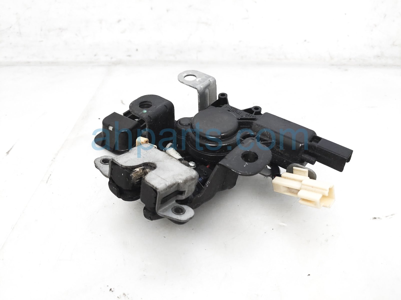 TRUNK LOCK / LATCH ASSY