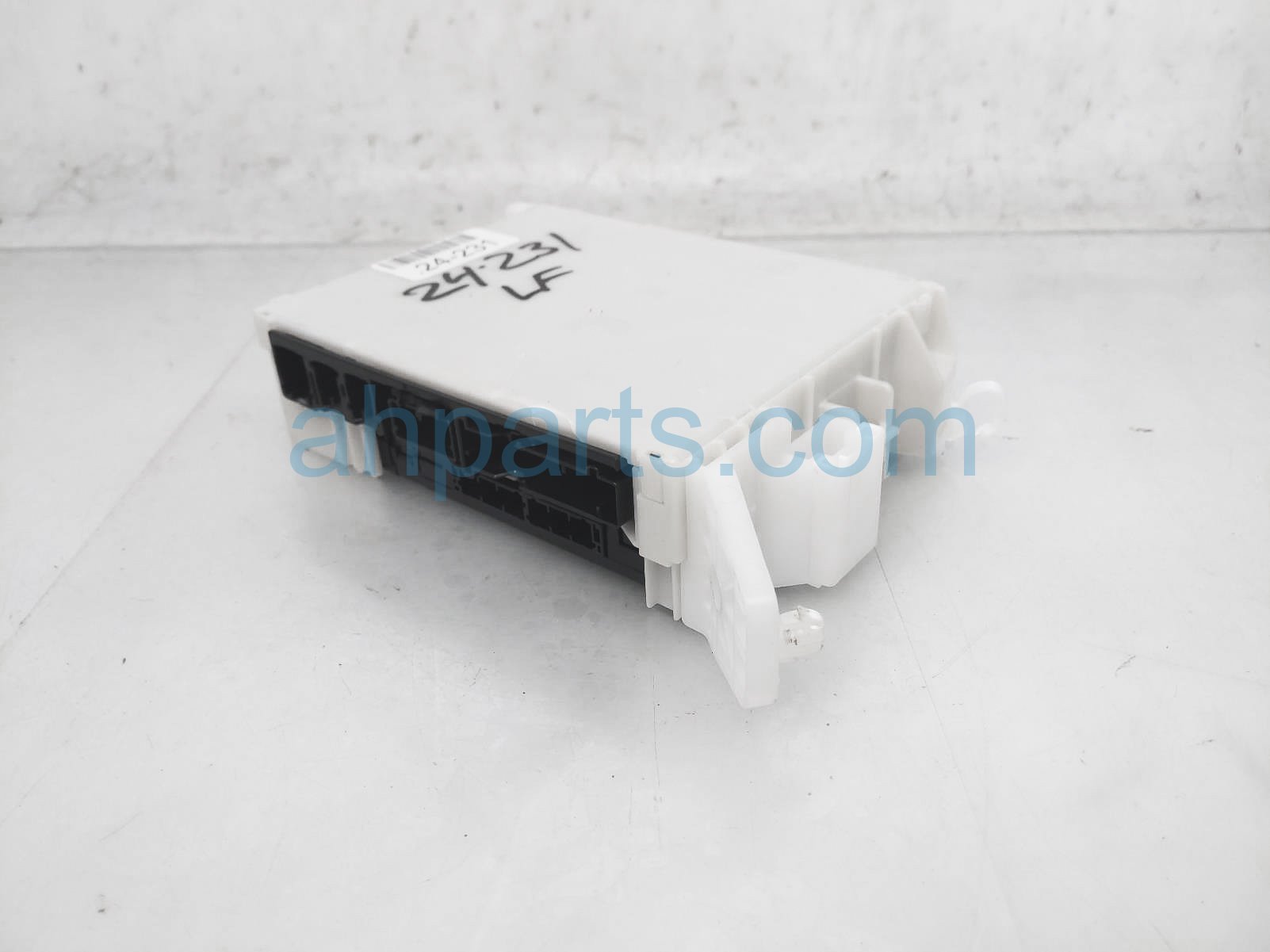 $199 Toyota FUSE RELAY JUNCTION BLOCK - XLE 2.0L $199 Toyota FUSE RELAY JUNCTION BLOCK - XLE 2.0L