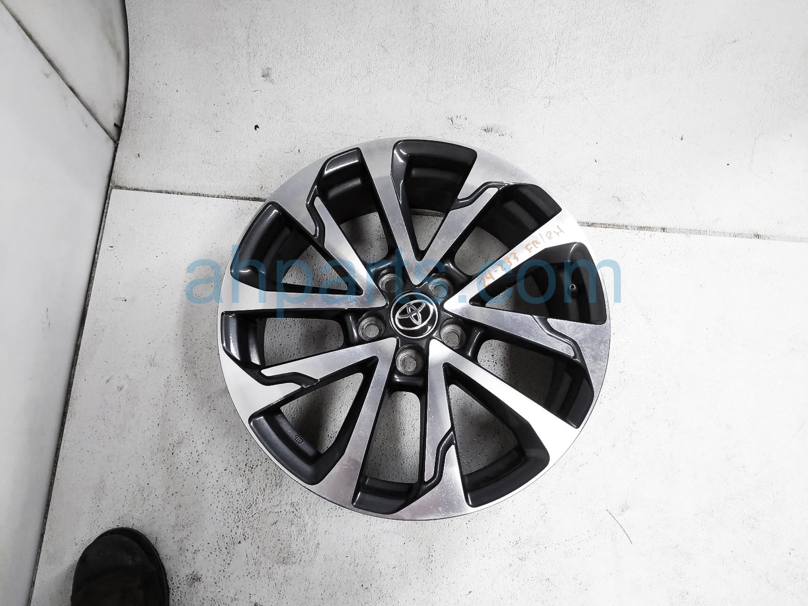 $250 Toyota FR/RH WHEEL / RIM $250 Toyota FR/RH WHEEL / RIM