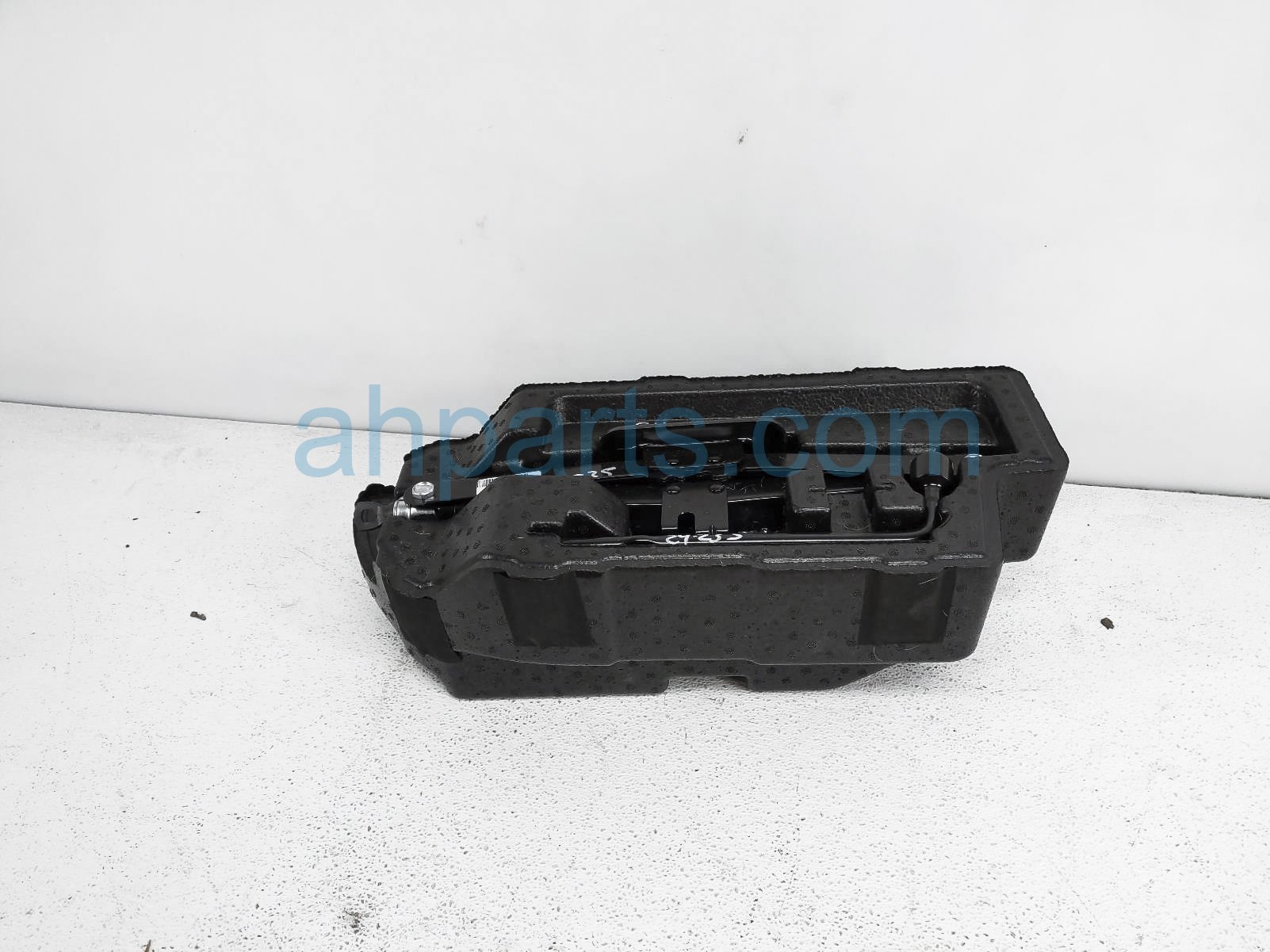 Sold 2023 Hyundai Santacruz 4 Piece Tool + Jack W/foam Holder