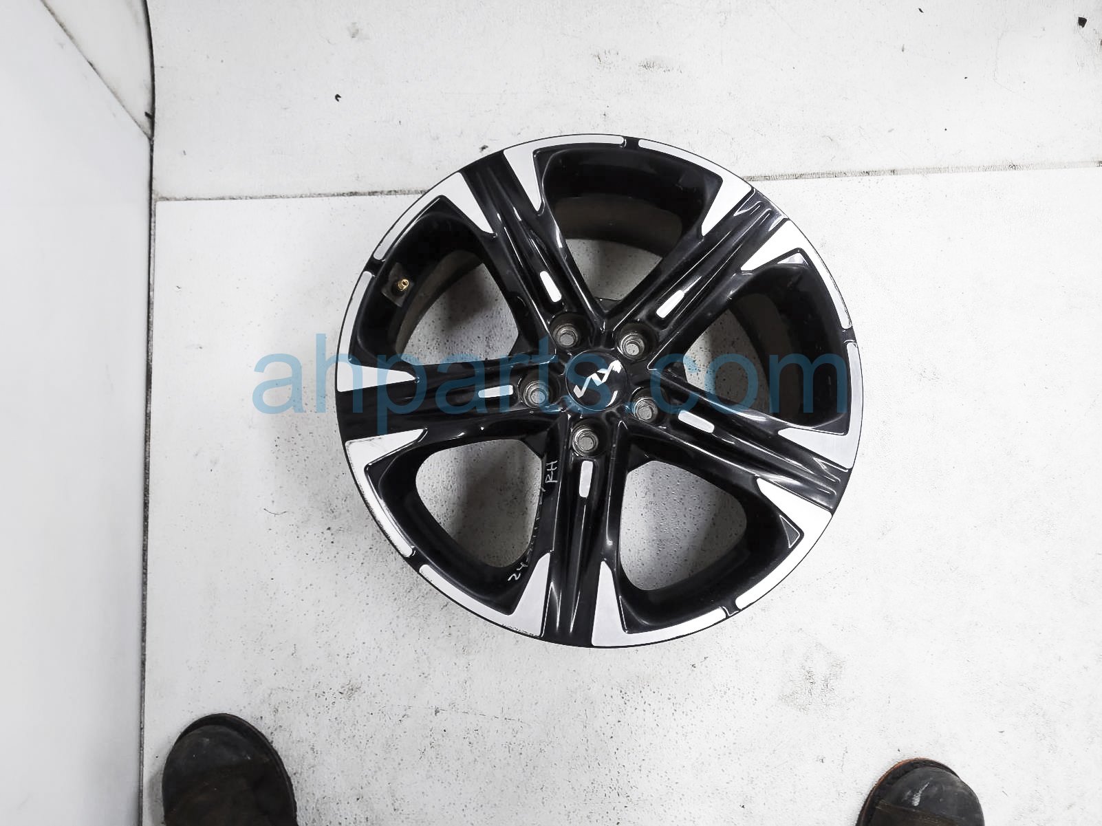$255 Kia FR/RH WHEEL / RIM $255 Kia FR/RH WHEEL / RIM