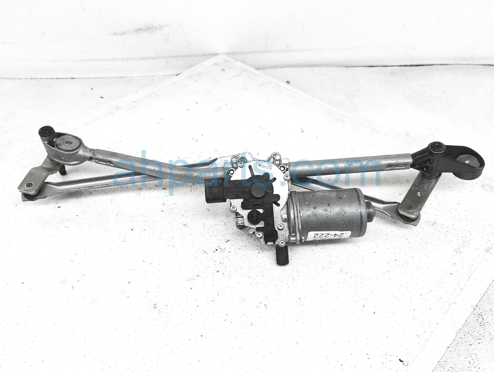 $95 BMW WINDSHIELD WIPER MOTOR W/ARM ASSY $95 BMW WINDSHIELD WIPER MOTOR W/ARM ASSY