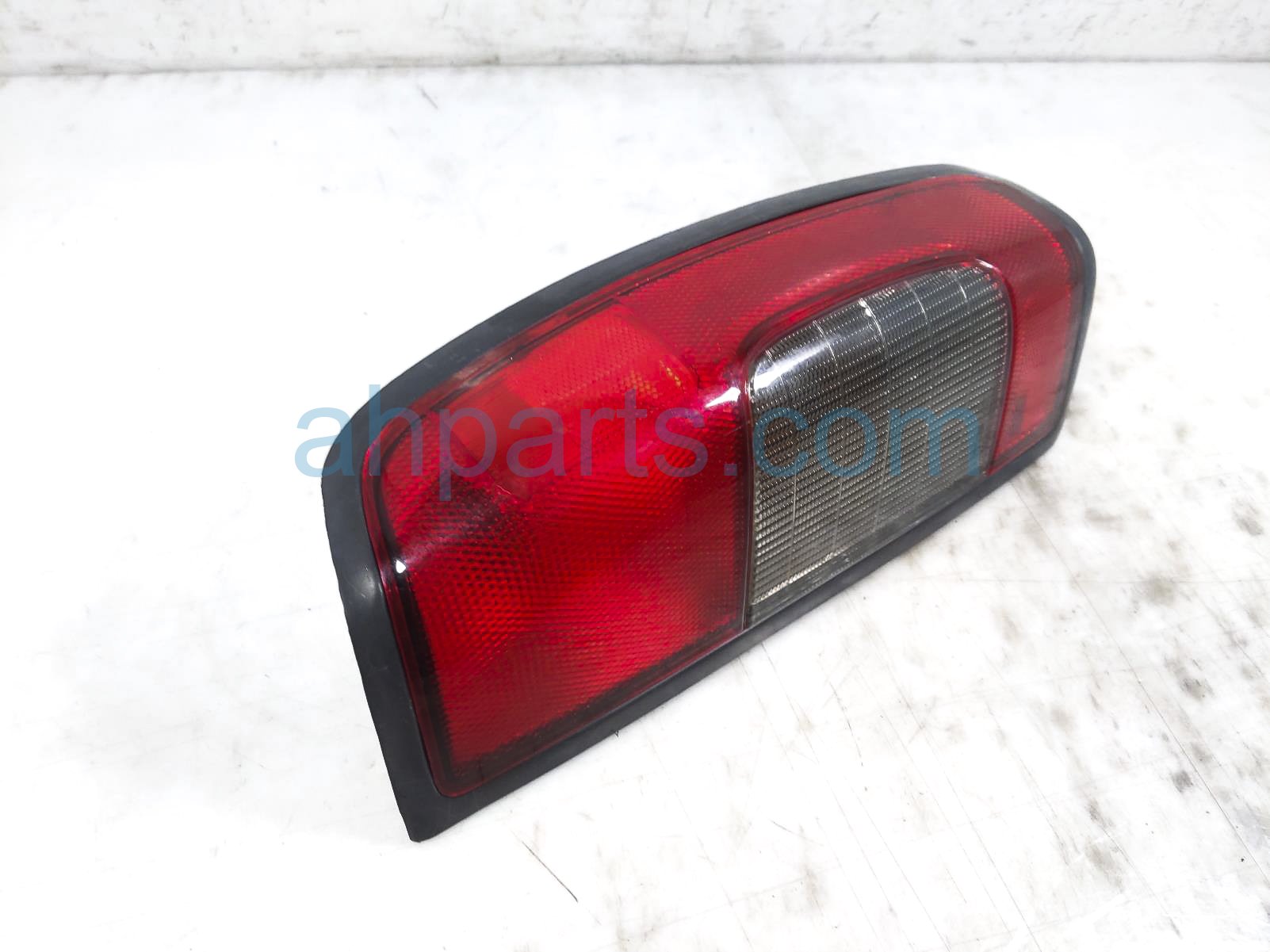 Sold 2004 Nissan Frontier Light / Rear Passenger Tail Lamp (on