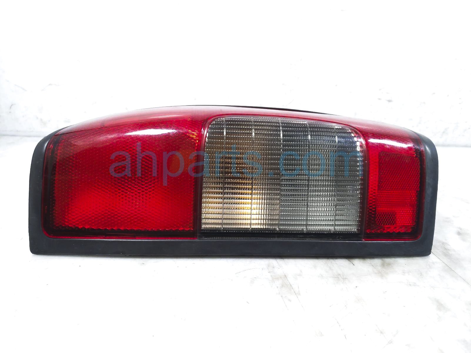 メル Sold 2004 Nissan Frontier Light / Rear Passenger Tail Lamp (on