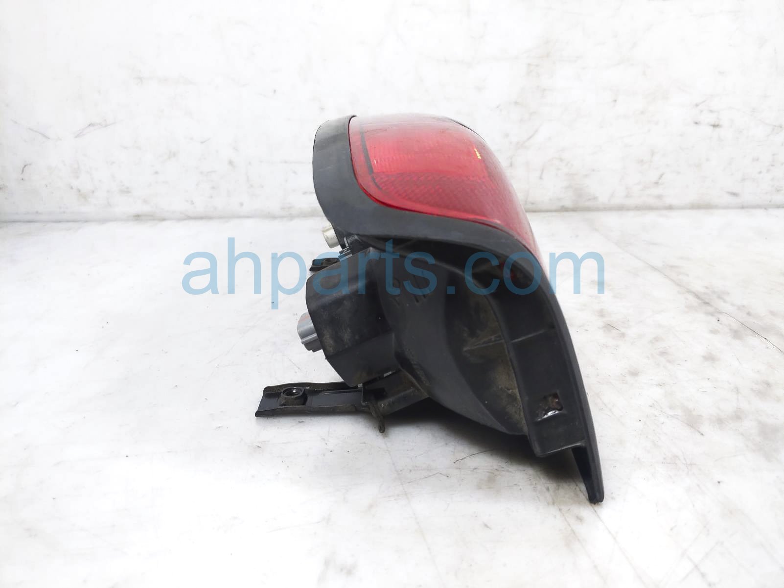 Sold 2004 Nissan Frontier Light / Rear Passenger Tail Lamp (on