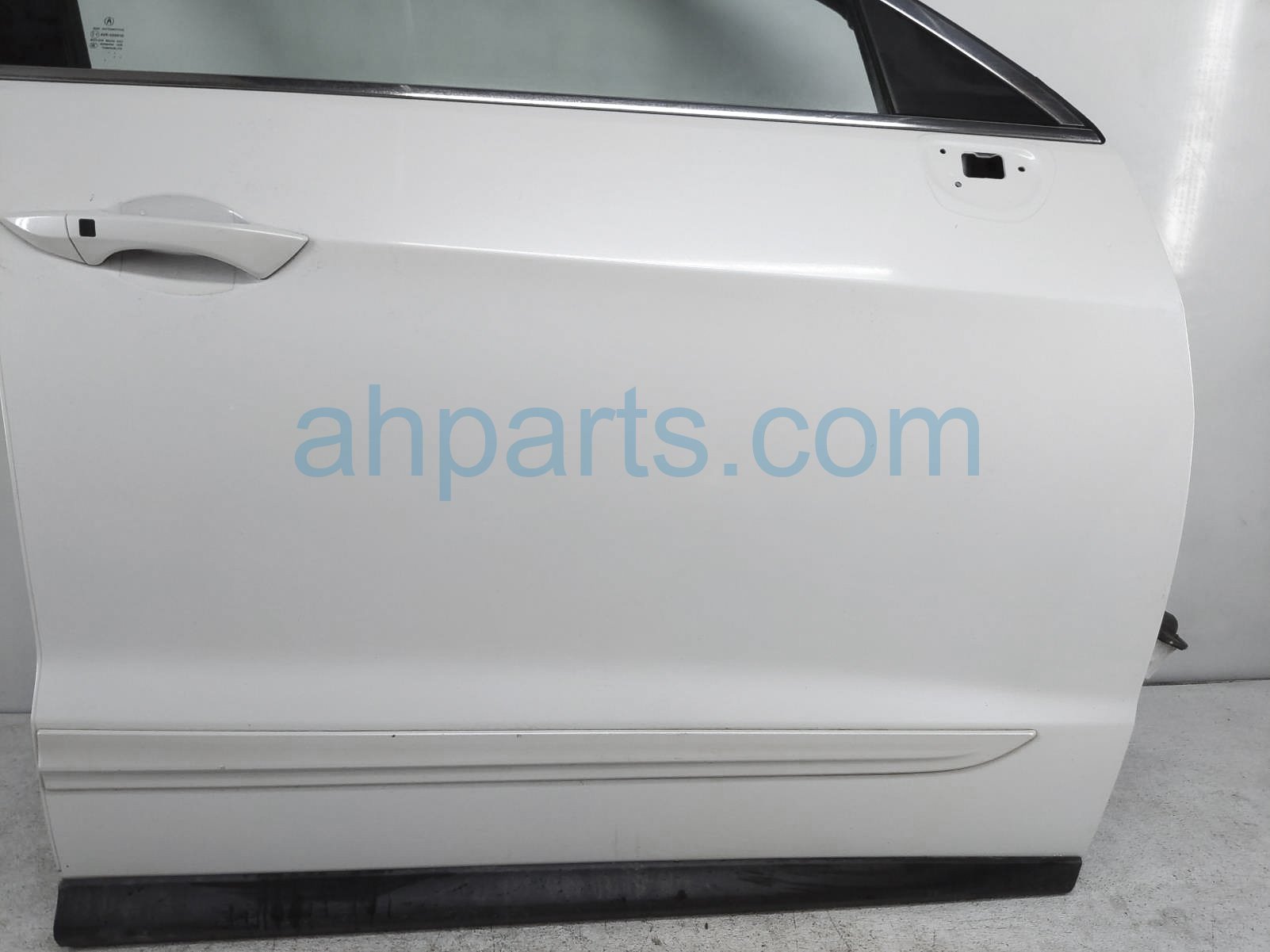 Sold 2017 Acura RDX Front Passenger Door - White - No Mirror/trim