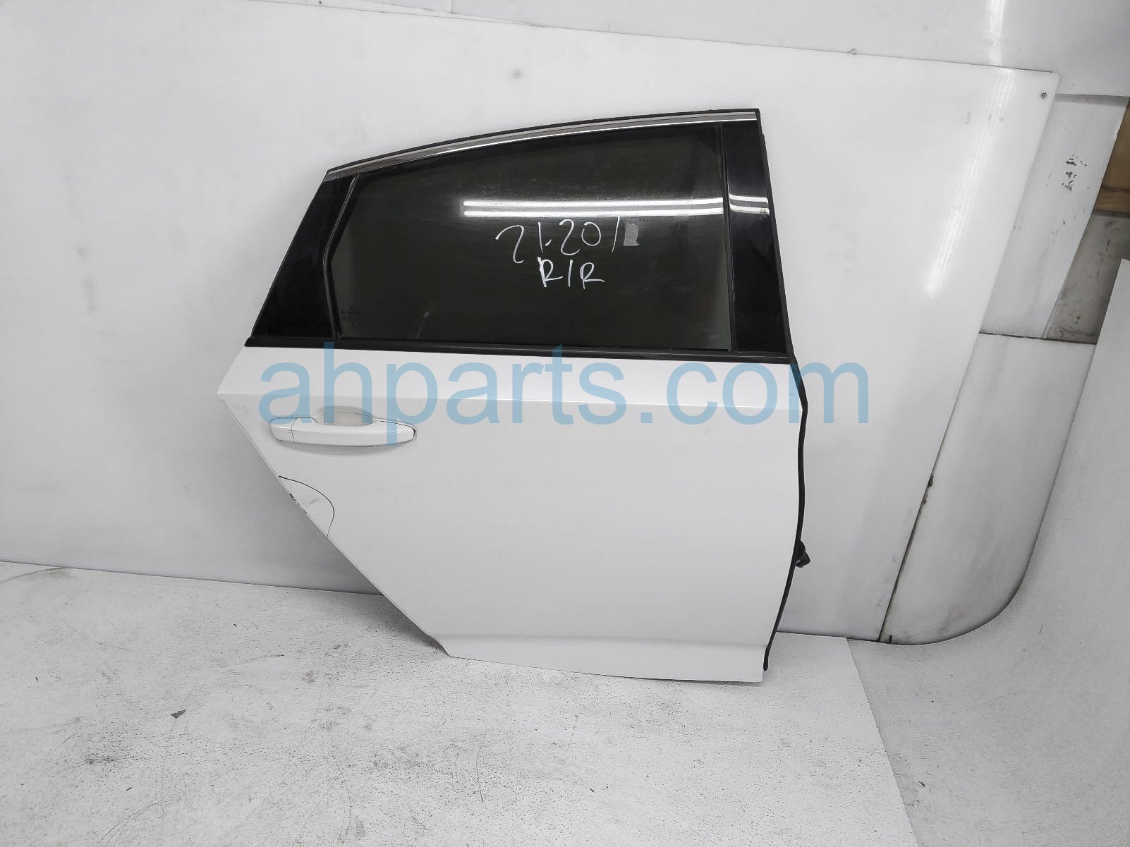 $675 Honda RR/RH DOOR - WHITE - NO INSIDE TRIM* $675 Honda RR/RH DOOR - WHITE - NO INSIDE TRIM*