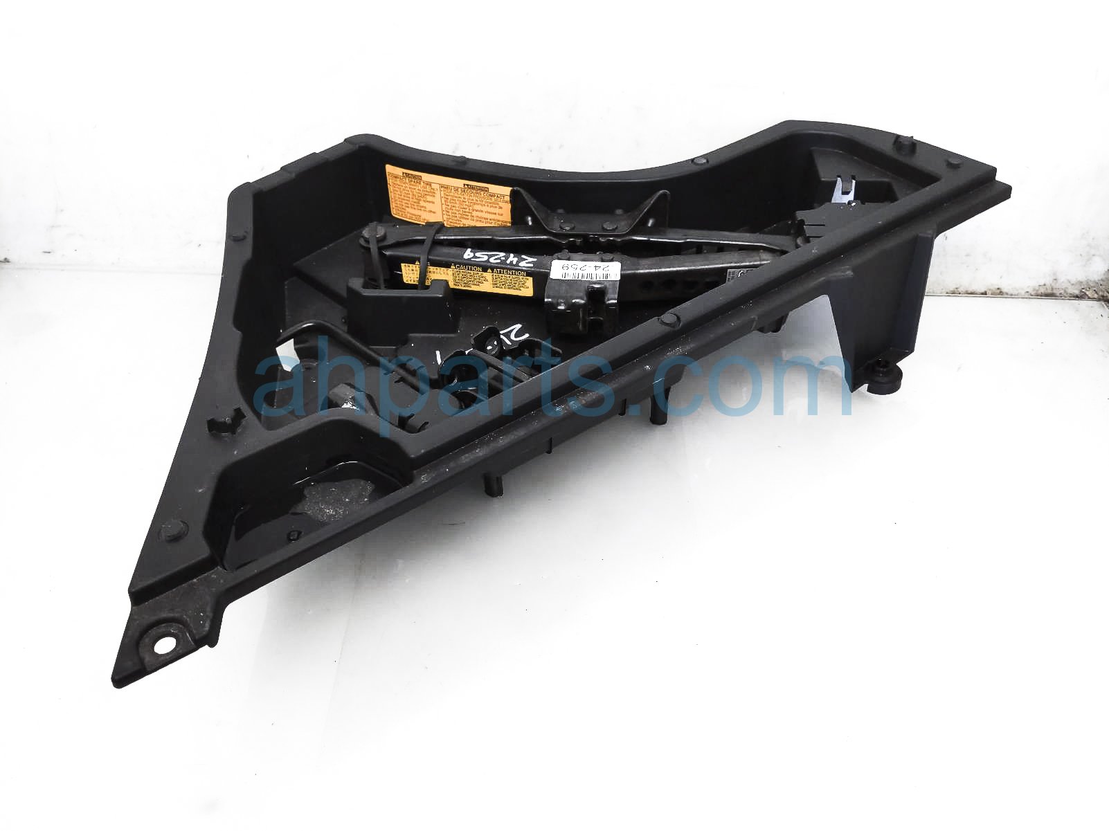 Toyota 2 TOOLS + SCISSOR JACK W/HOLDER TRAY