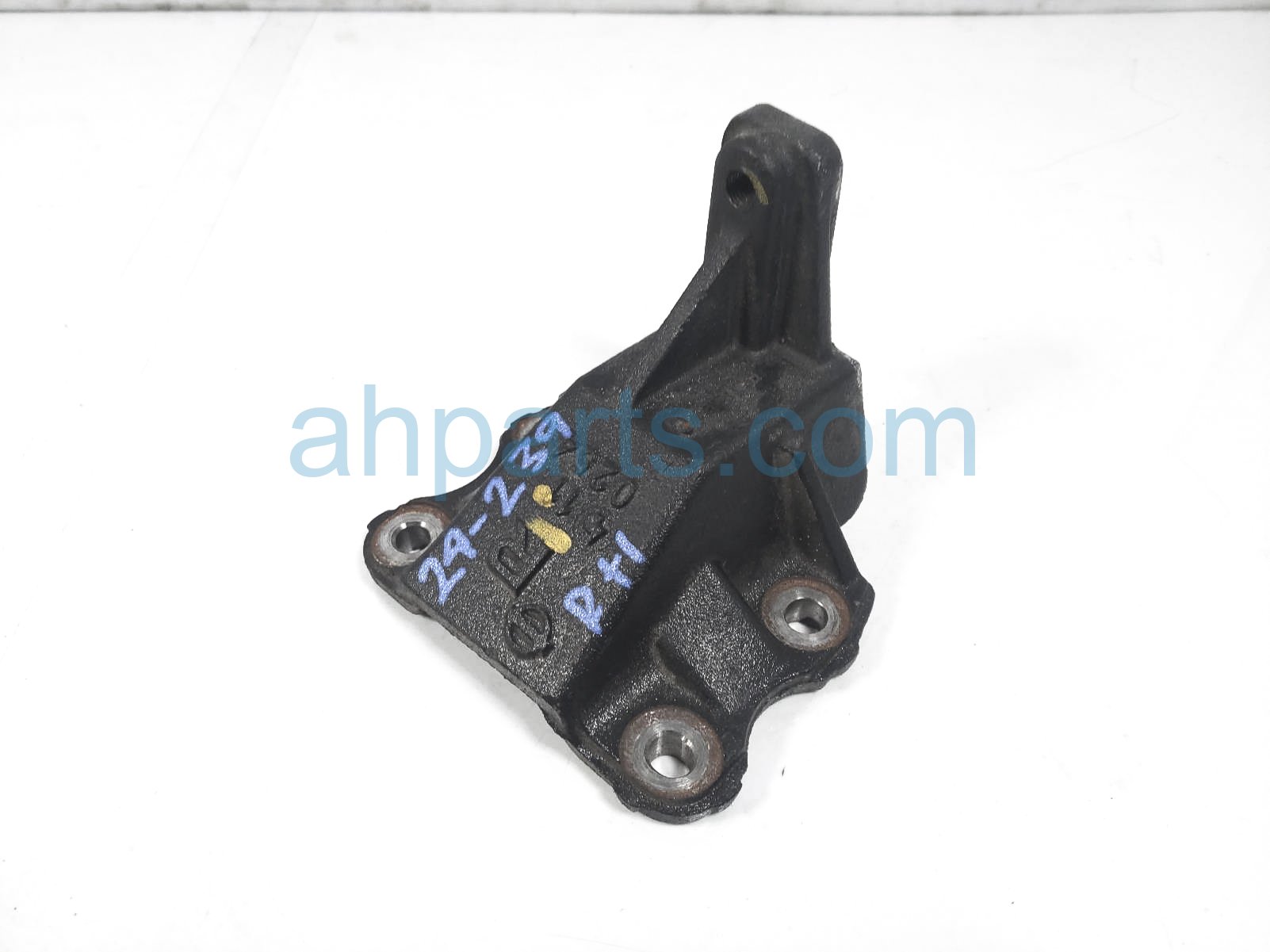 $29 Nissan RH ENGINE MOUNT BRACKET - 3.8L 4X2 $29 Nissan RH ENGINE MOUNT BRACKET - 3.8L 4X2