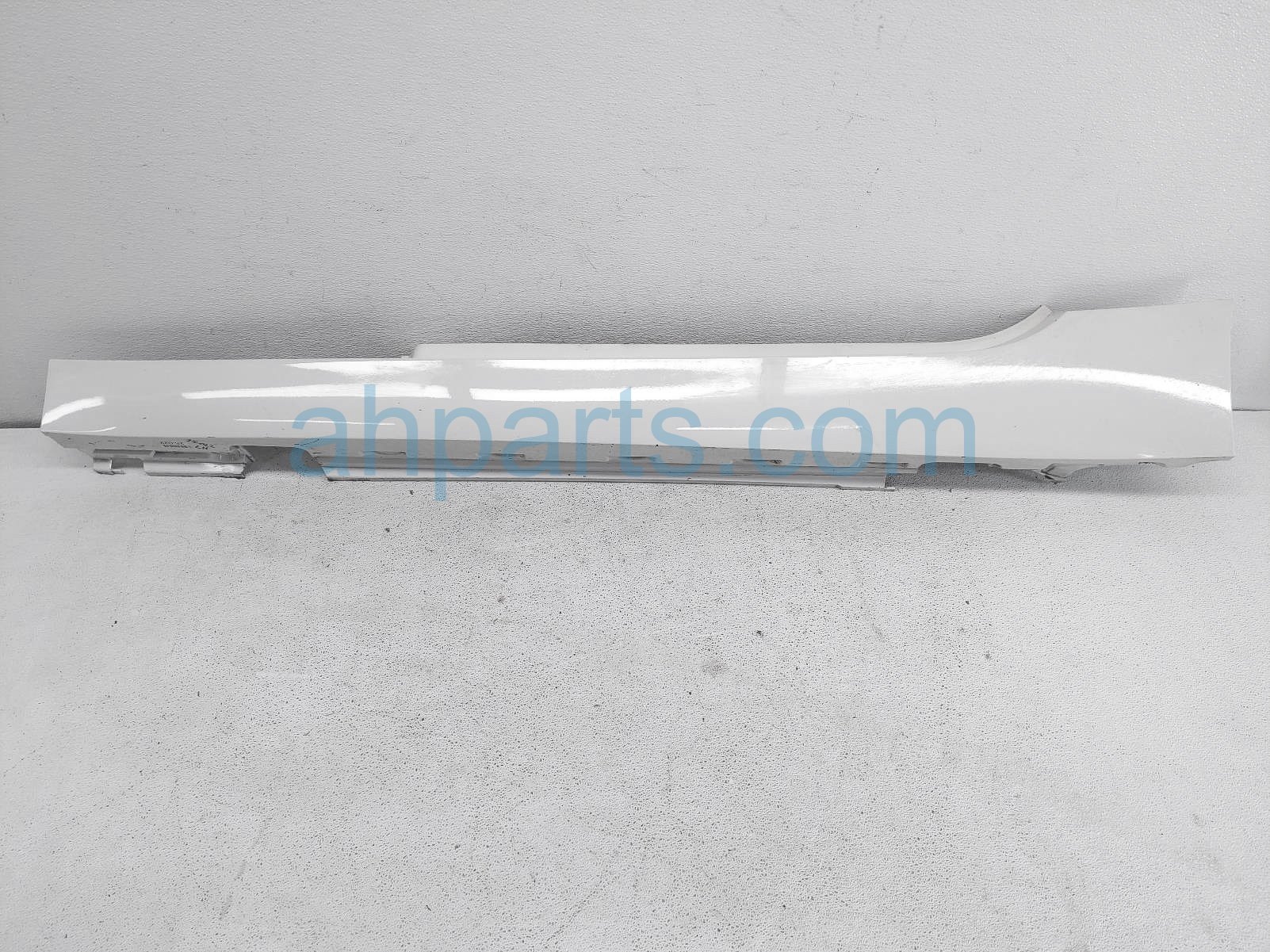 $199 BMW LH SIDE SKIRT / MOLDING - WHITE** $199 BMW LH SIDE SKIRT / MOLDING - WHITE**