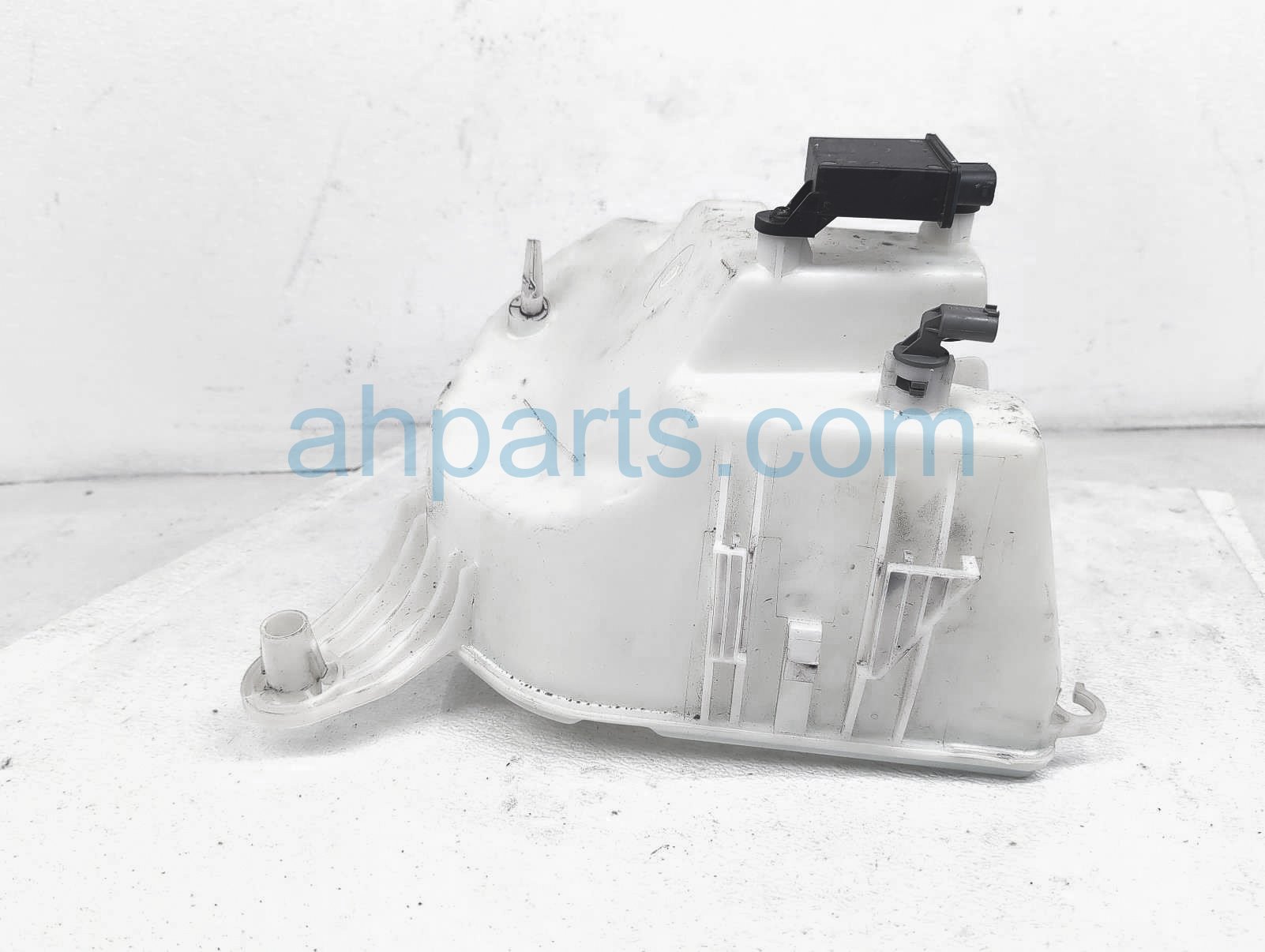 $75 BMW WINDSHIELD WASHER RESERVOIR TANK $75 BMW WINDSHIELD WASHER RESERVOIR TANK