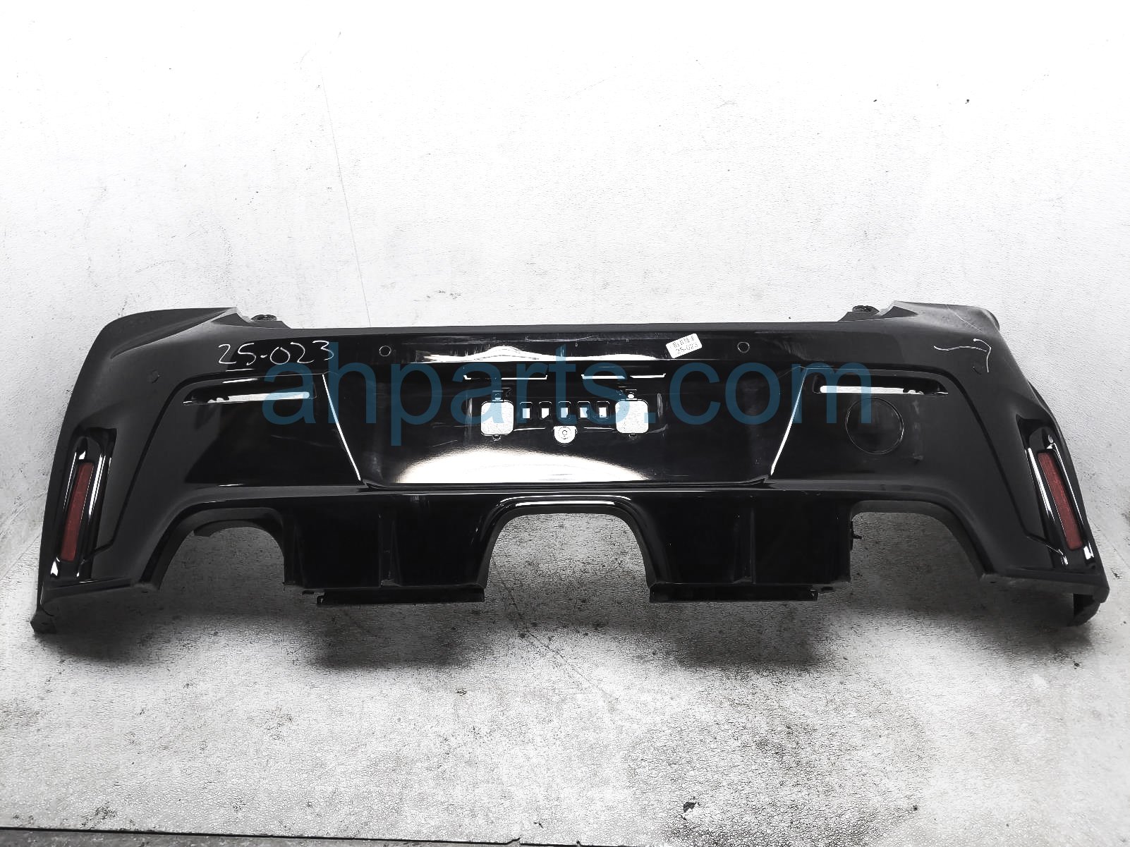 Carlights Rear Bumper Cover – Black PP Plastic – Direct Replacement For 2016-2018 Toyota RAV4 – Replaces 521590R914, TO1114102