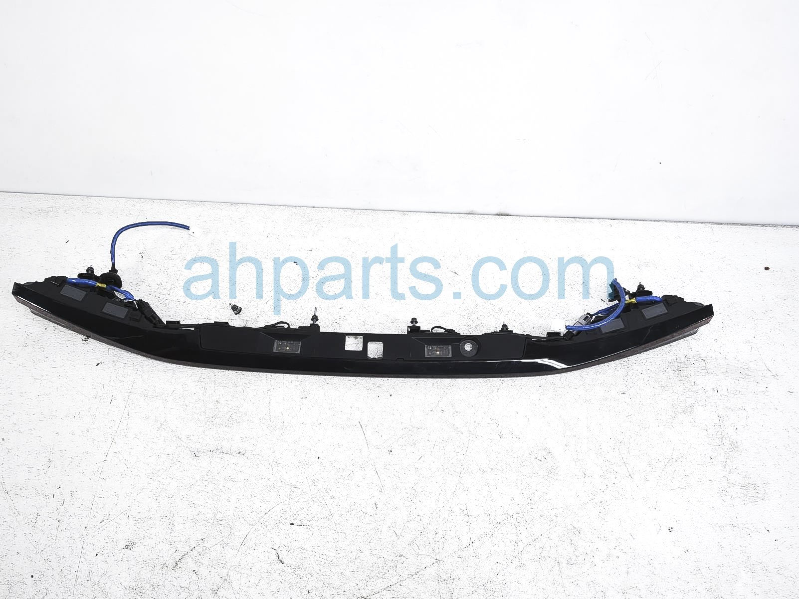 $400 Lexus CENTER TAIL LAMP (ON TRUNK)