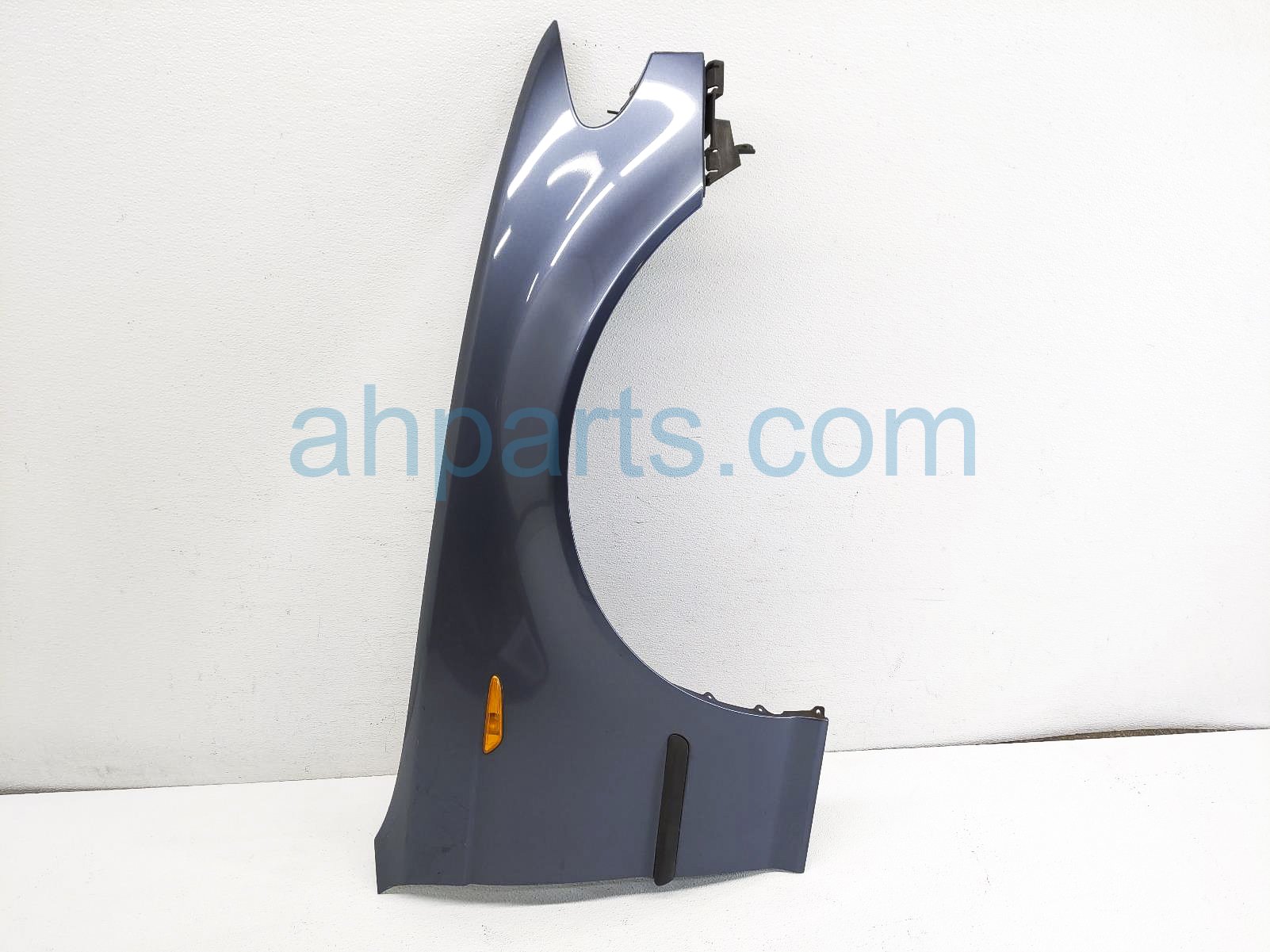 $75 BMW RH FENDER - BLUE - NOTES (PC 372) $75 BMW RH FENDER - BLUE - NOTES (PC 372)