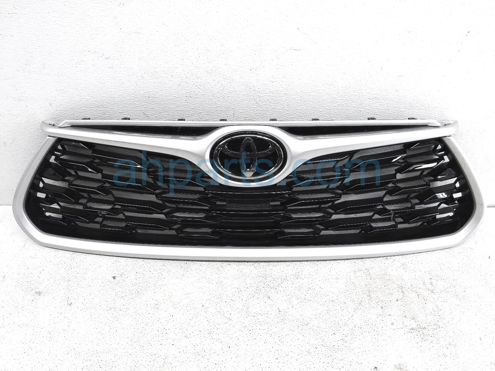 $449 Toyota UPPER GRILLE - SILVER $449 Toyota UPPER GRILLE - SILVER