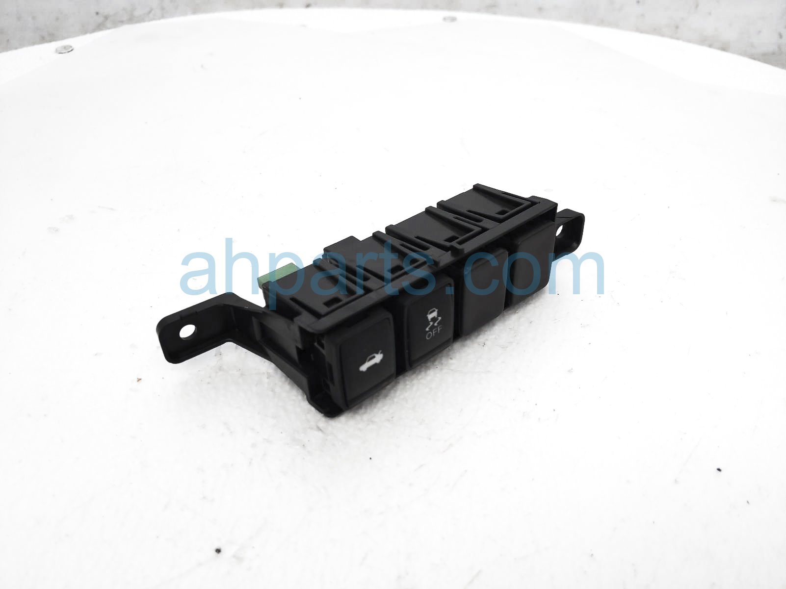 $35 Nissan TRUNK + TRACTION SWITCH - DASH MTD $35 Nissan TRUNK + TRACTION SWITCH - DASH MTD