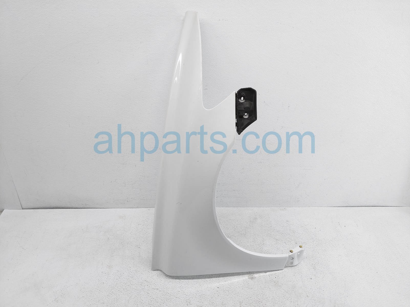 $69 Volvo RH FENDER - WHITE * $69 Volvo RH FENDER - WHITE *