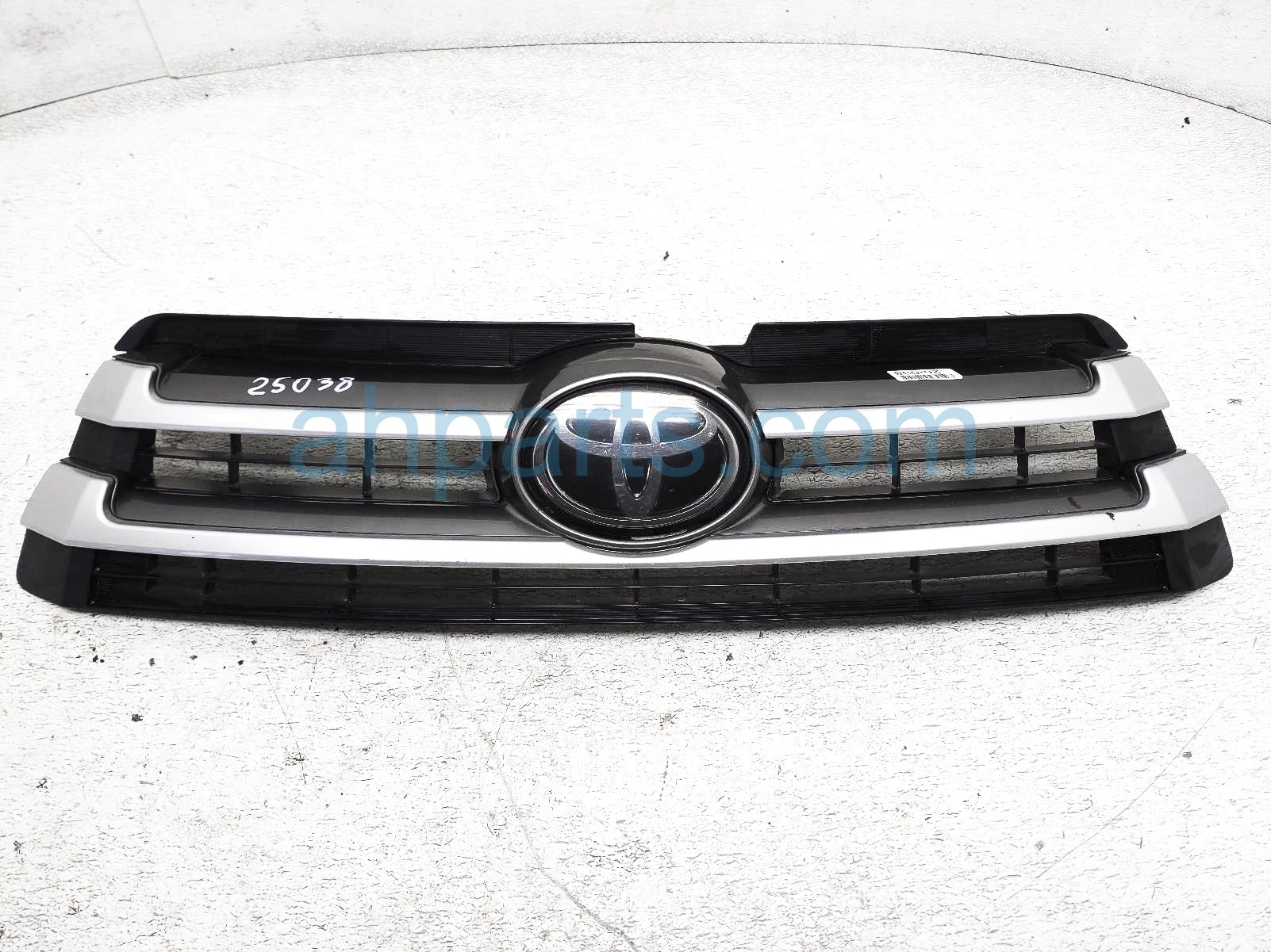 $225 Toyota UPPER GRILLE W/EMBLEM - GREY * $225 Toyota UPPER GRILLE W/EMBLEM - GREY *