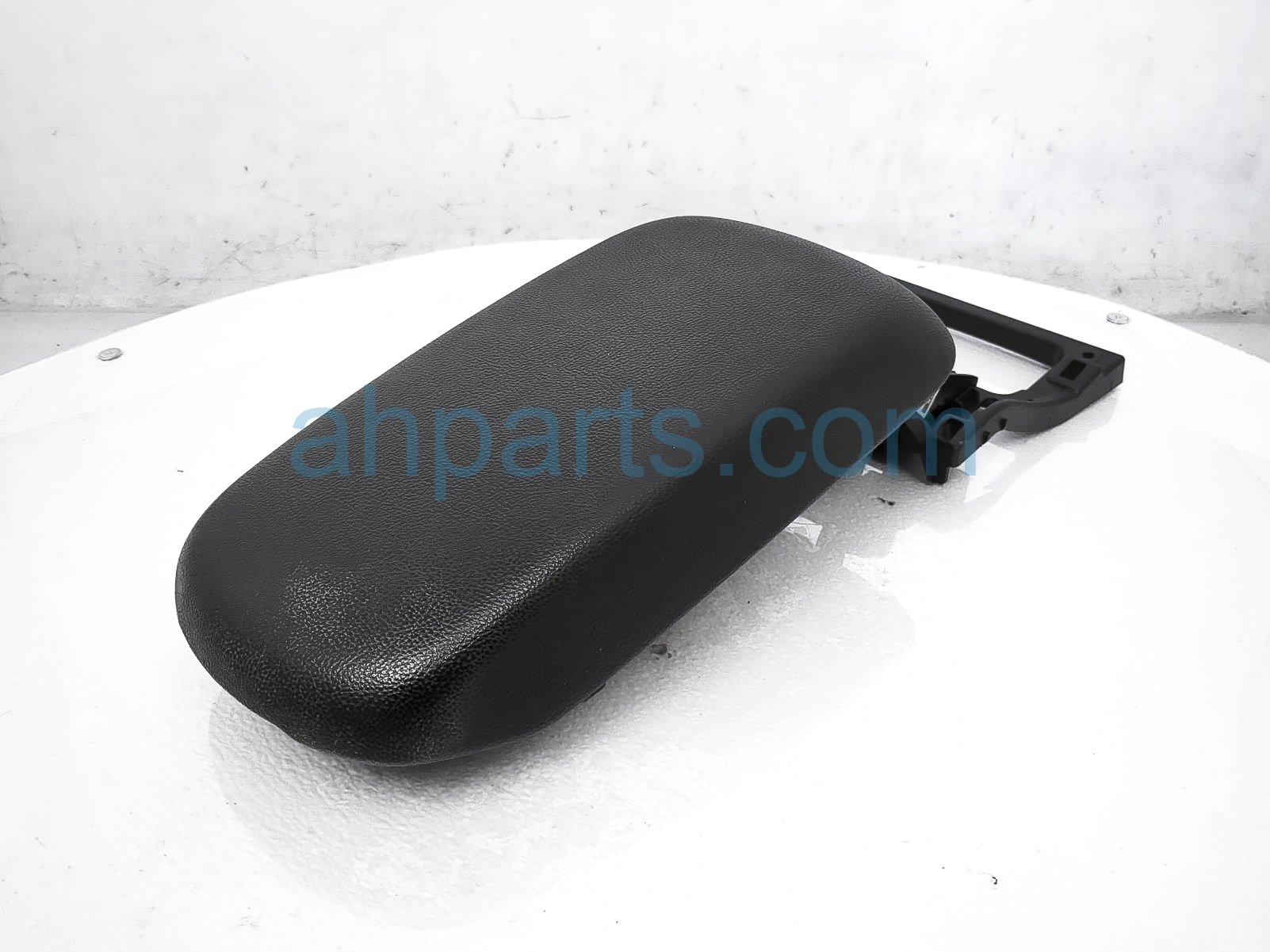 $125 Hyundai CENTER CONSOLE LID - BLACK $125 Hyundai CENTER CONSOLE LID - BLACK