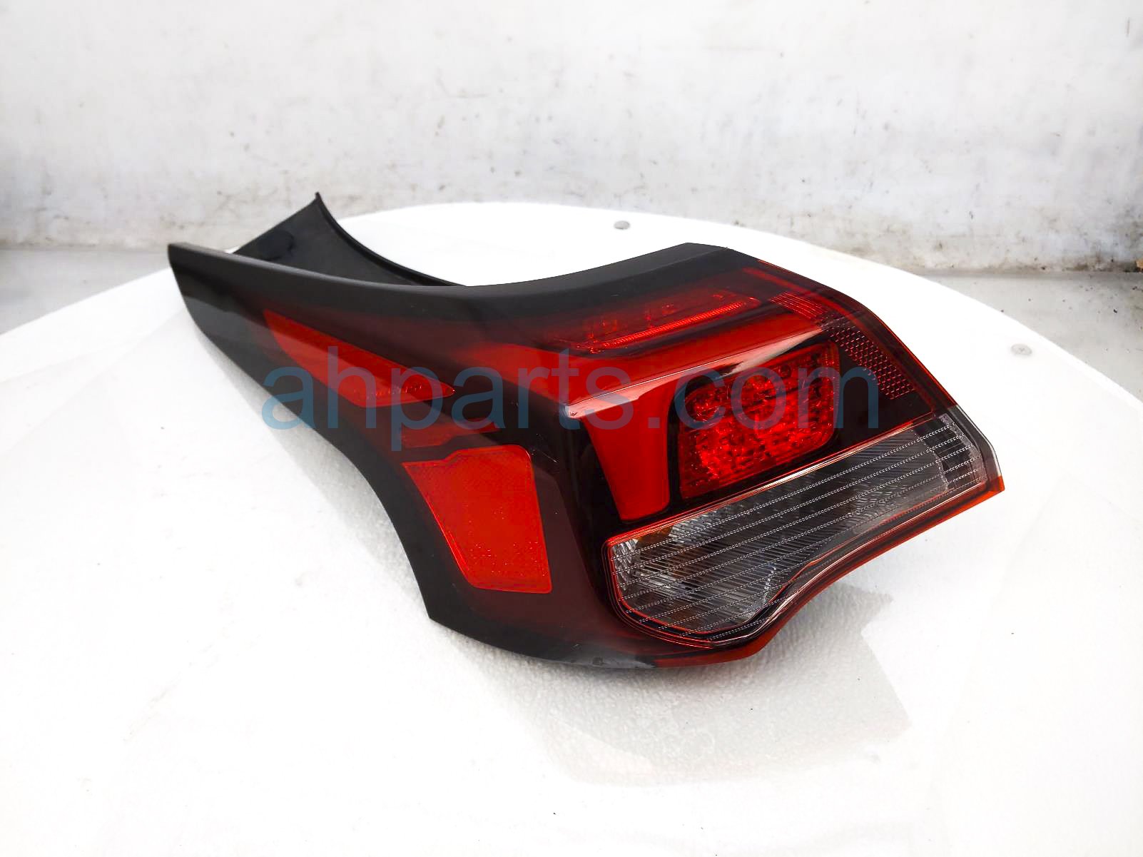 $125 Hyundai LH TAIL LAMP (ON BODY) $125 Hyundai LH TAIL LAMP (ON BODY)