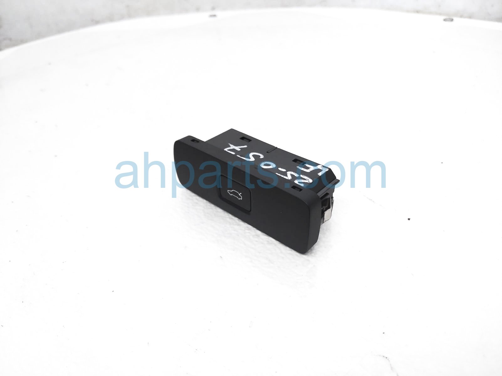 $25 Volvo TRUNK RELEASE SWITCH - DASH MTD $25 Volvo TRUNK RELEASE SWITCH - DASH MTD