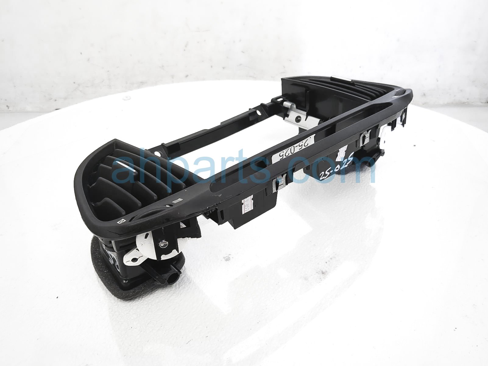 $45 Dodge CENTER DASH RADIO BEZEL W/AIR VENTS $45 Dodge CENTER DASH RADIO BEZEL W/AIR VENTS