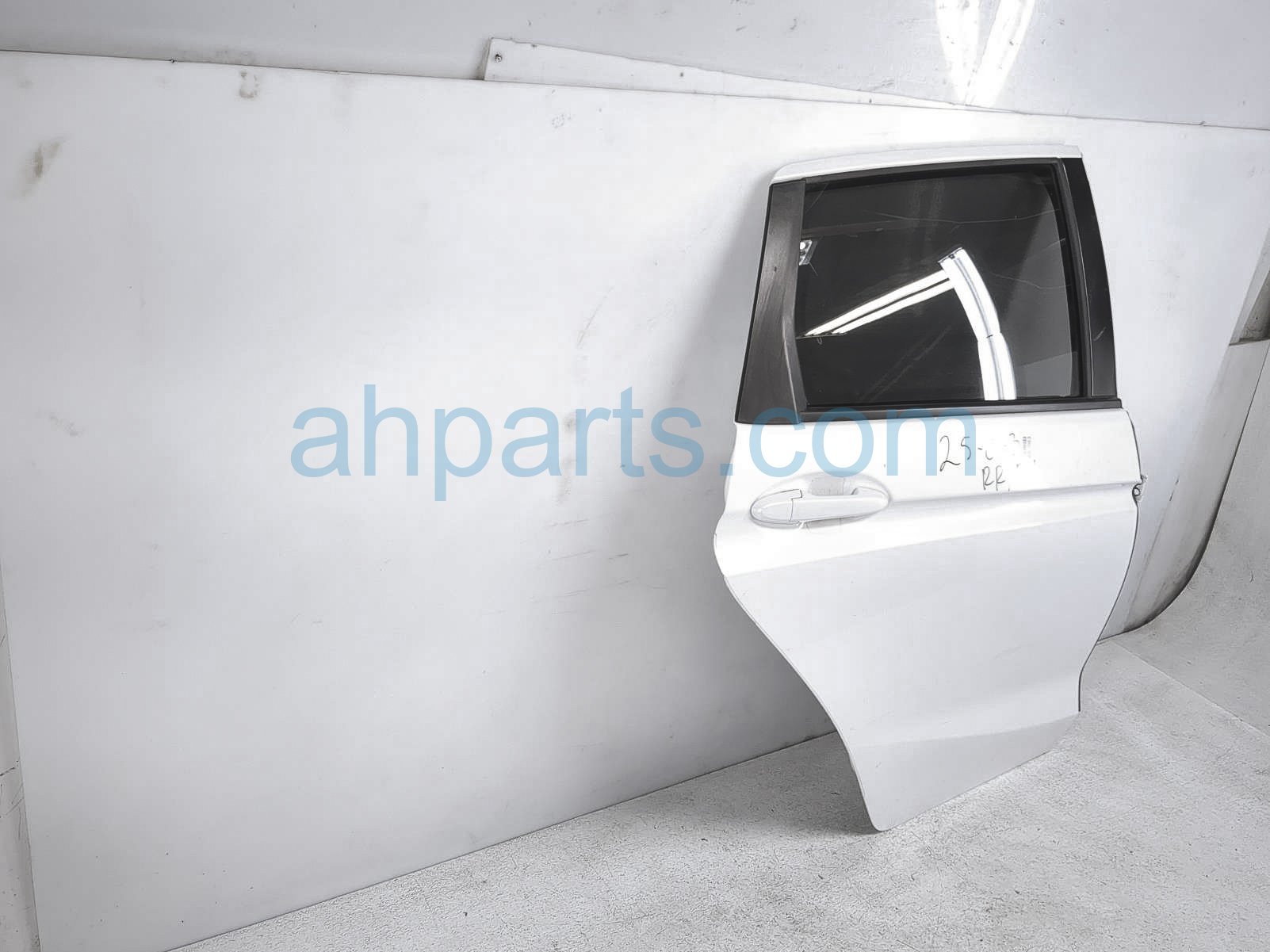 $499 Honda RR/RH DOOR - WHITE - NO INSIDE TRIM