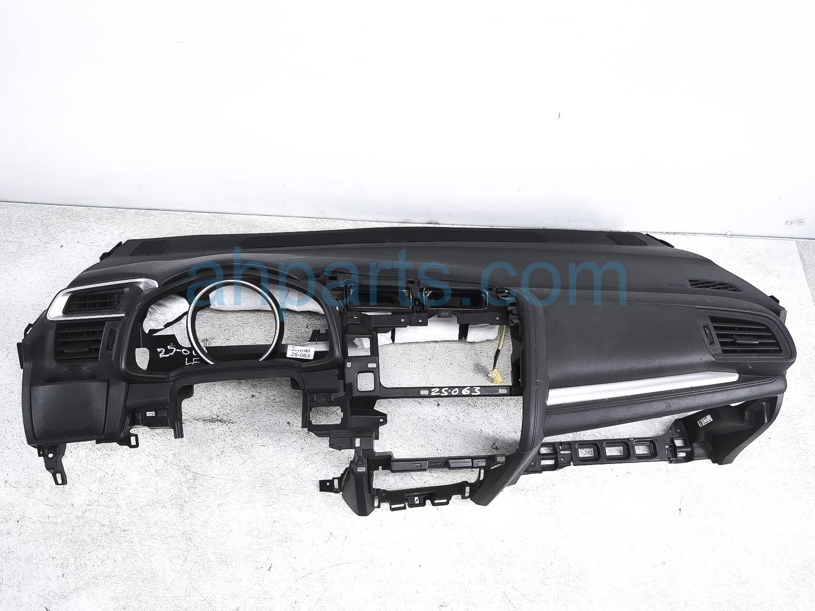 $225 Honda DASHBOARD W/ AIRBAG - EX