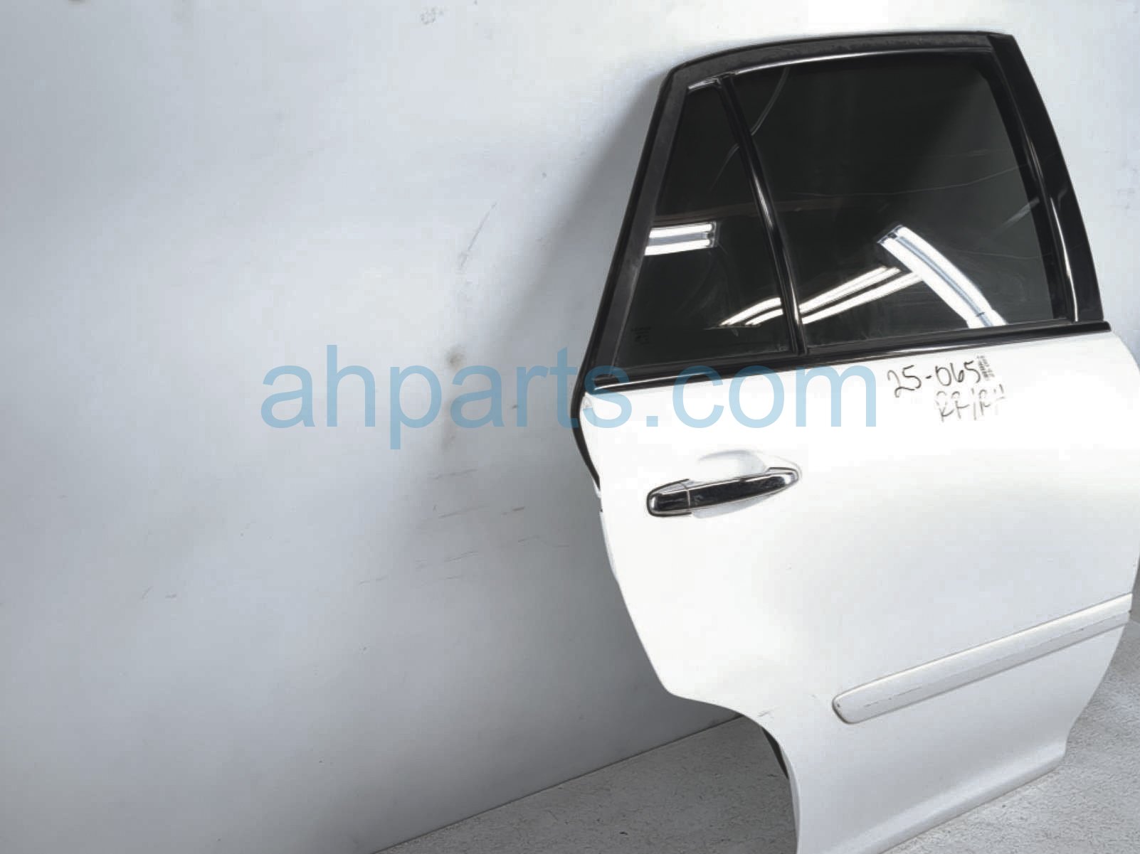 $249 Lexus RR/RH DOOR - WHITE - NO INSIDE TRIM* $249 Lexus RR/RH DOOR - WHITE - NO INSIDE TRIM*