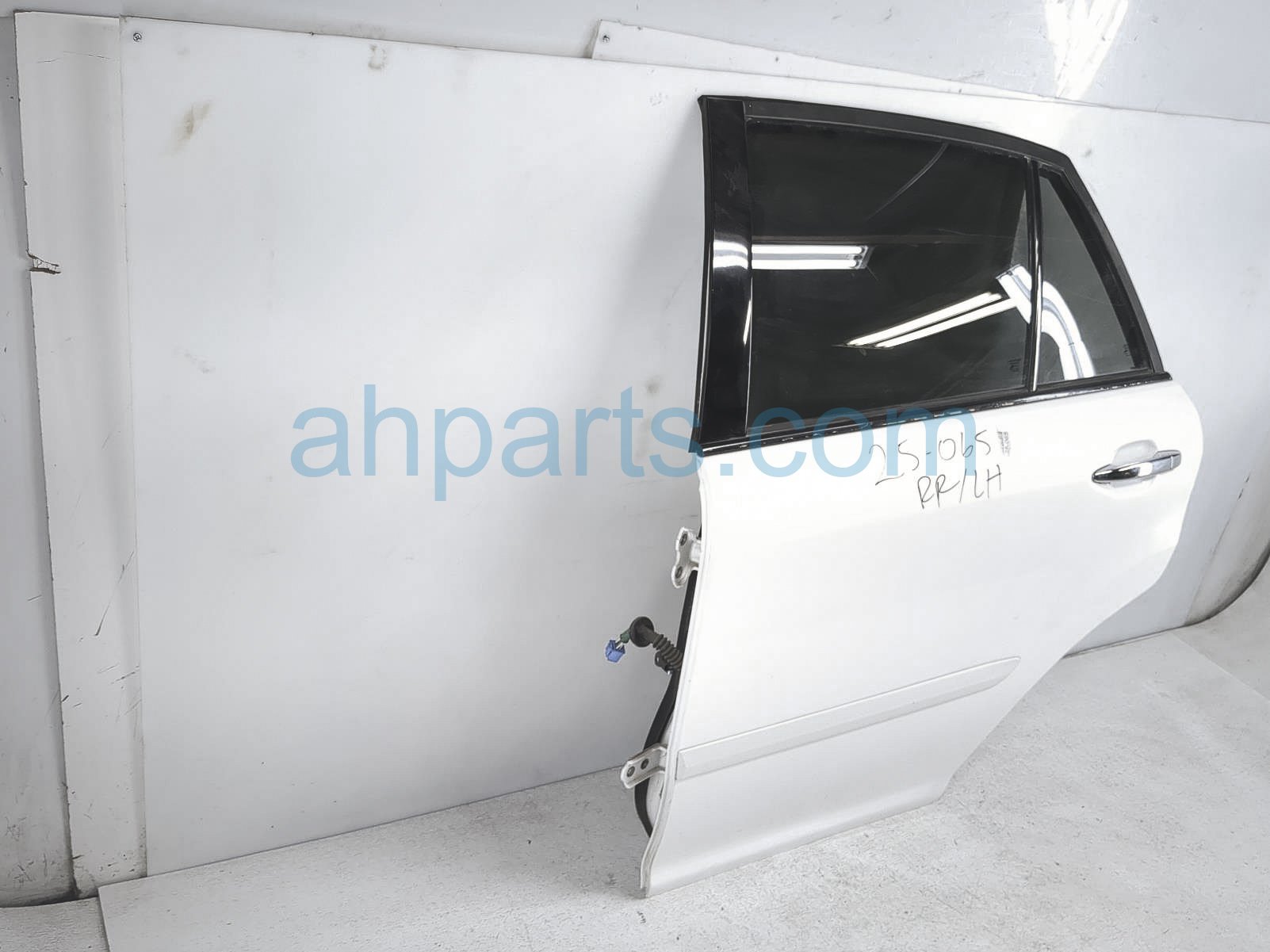 $249 Lexus RR/LH DOOR - WHITE - NO INSIDE TRIM