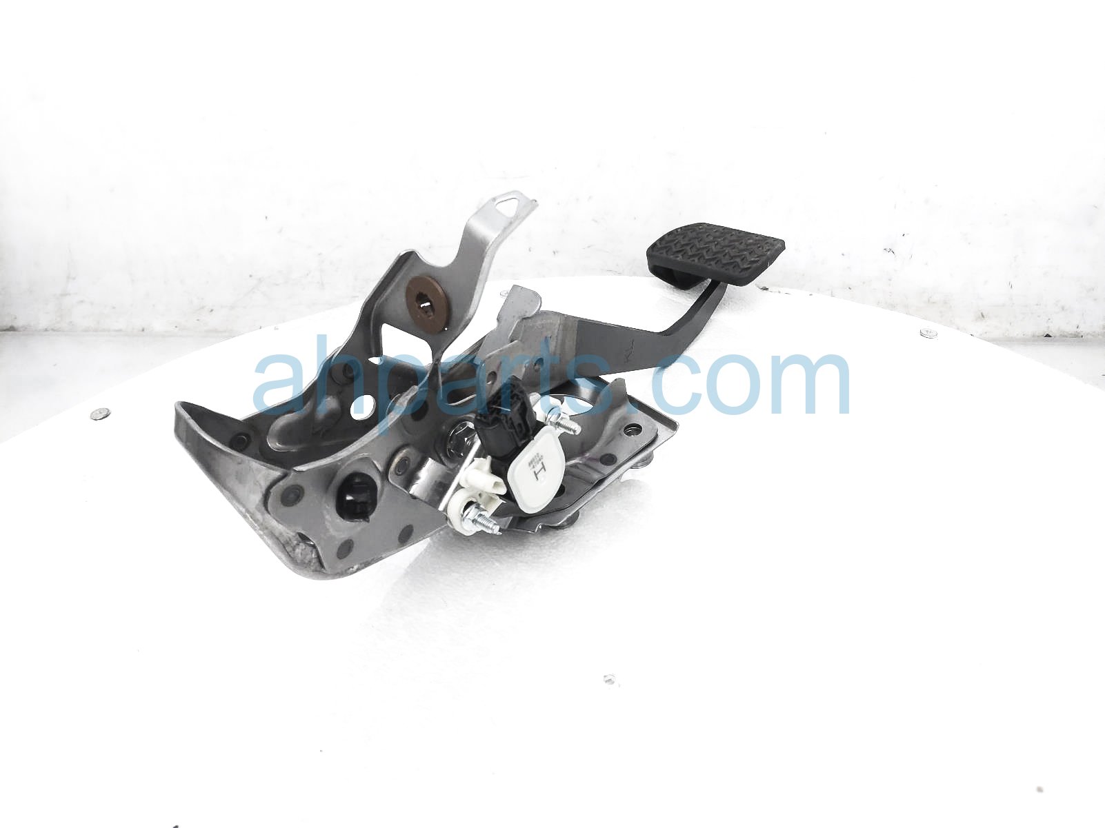 $100 Toyota BRAKE PEDAL ASSY - XLE 2.0L AWD $100 Toyota BRAKE PEDAL ASSY - XLE 2.0L AWD