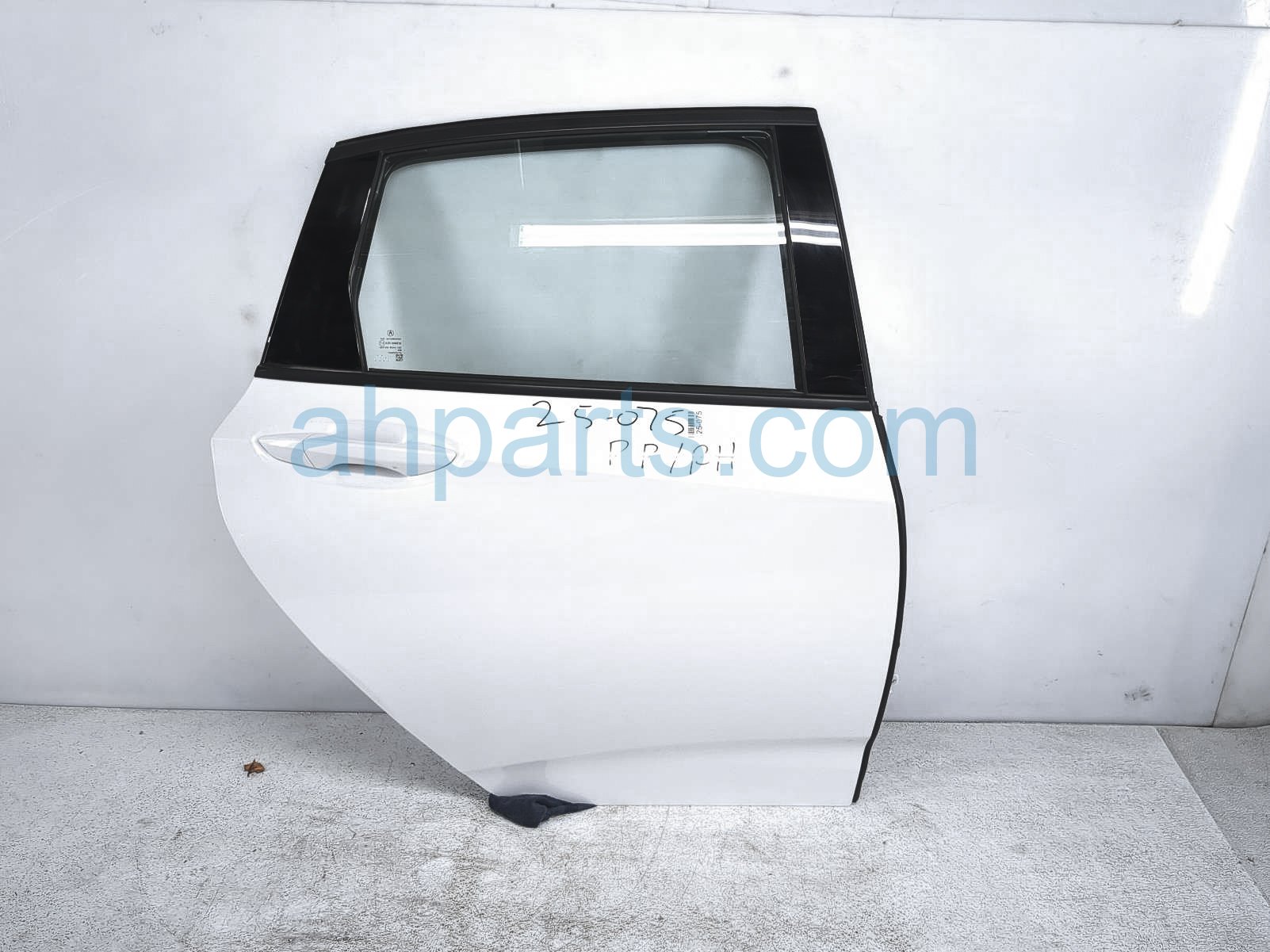 $750 Acura RR/RH DOOR - WHITE - NO INSIDE TRIM $750 Acura RR/RH DOOR - WHITE - NO INSIDE TRIM