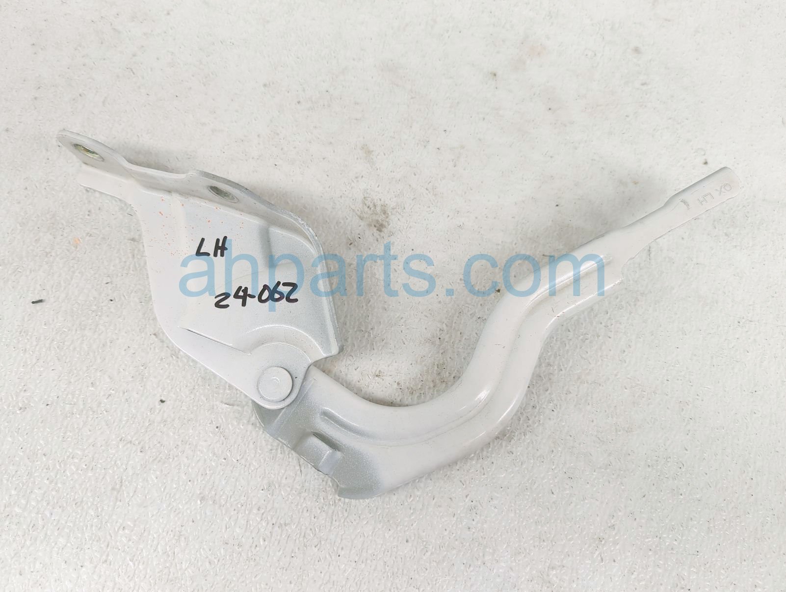 $35 Hyundai LH HOOD HINGE - WHITE $35 Hyundai LH HOOD HINGE - WHITE