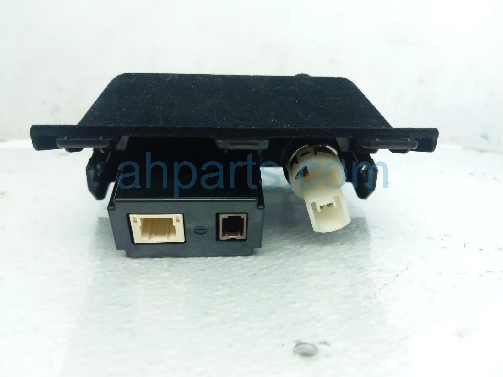 Sold 2020 Lexus Nx300 Power Port W/usb Assy W/trim - Blk 86190-24030