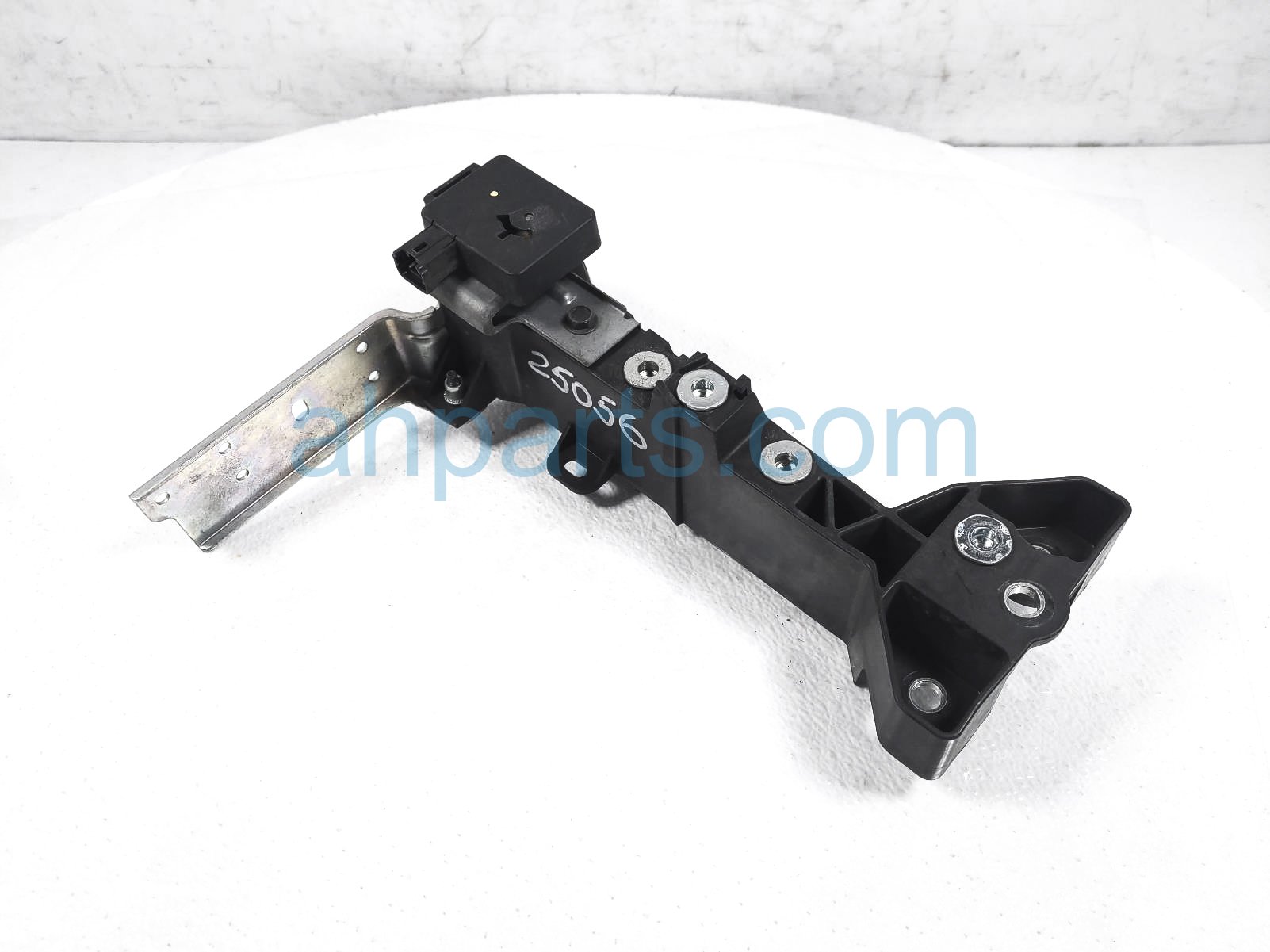 $35 Infiniti FR/RH BUMPER MOUNT BRACKET