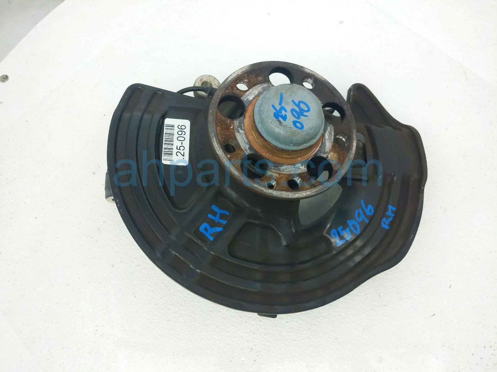 $225 Mercedes FR/RH SPINDLE KNUCKLE HUB $225 Mercedes FR/RH SPINDLE KNUCKLE HUB