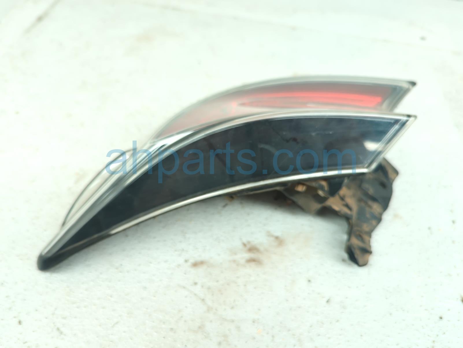 $160 Toyota RH TAIL LAMP (ON BODY) *SCRATCHES $160 Toyota RH TAIL LAMP (ON BODY) *SCRATCHES
