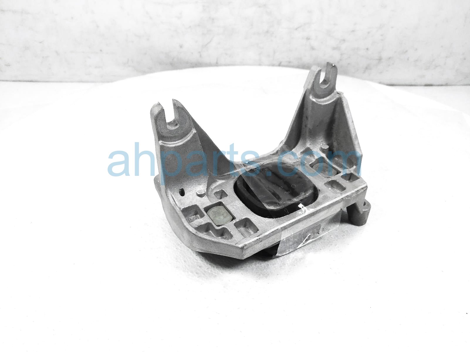 $50 Nissan LH ENGINE SUPPORT MOUNT - SV 2.0L