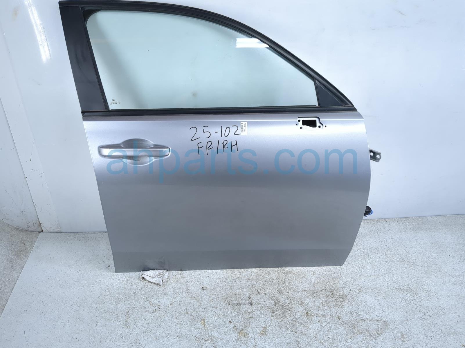 $999 Honda FR/RH DOOR- SILVER - NO MIRROR/TRIM*