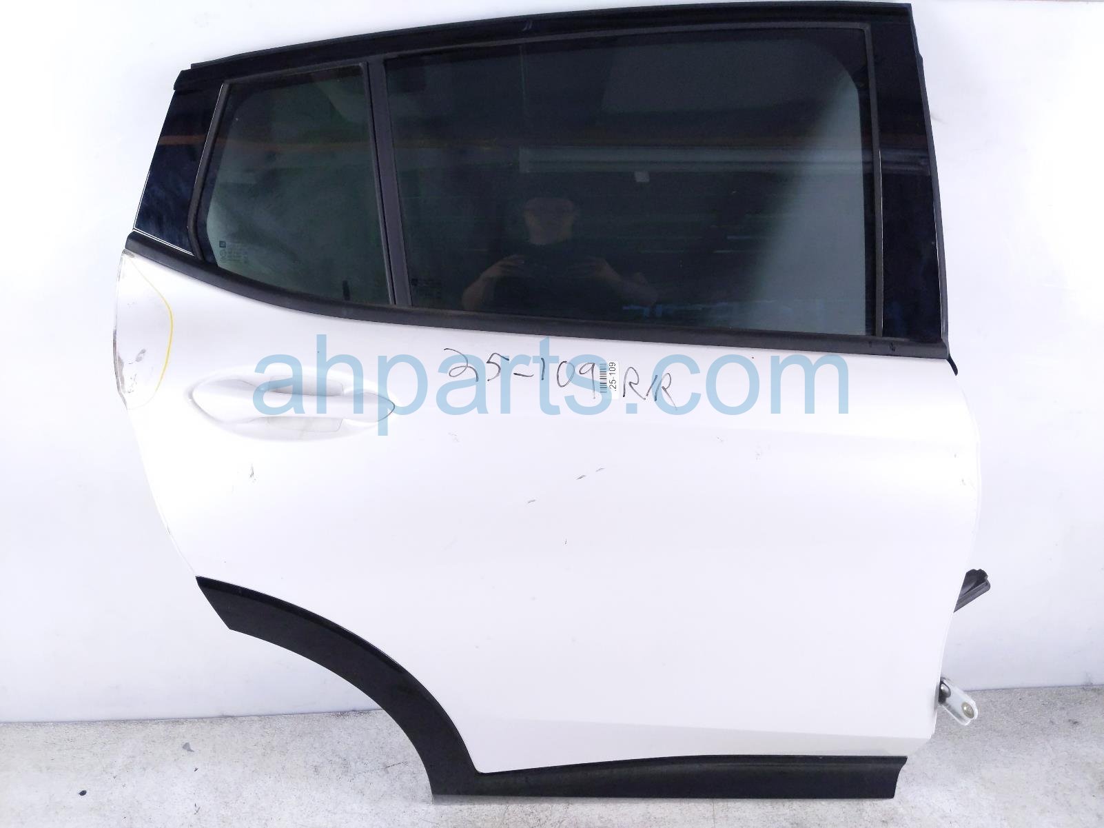 $950 Buick RR/RH DOOR - WHITE - NO INSIDE TRIM* $950 Buick RR/RH DOOR - WHITE - NO INSIDE TRIM*