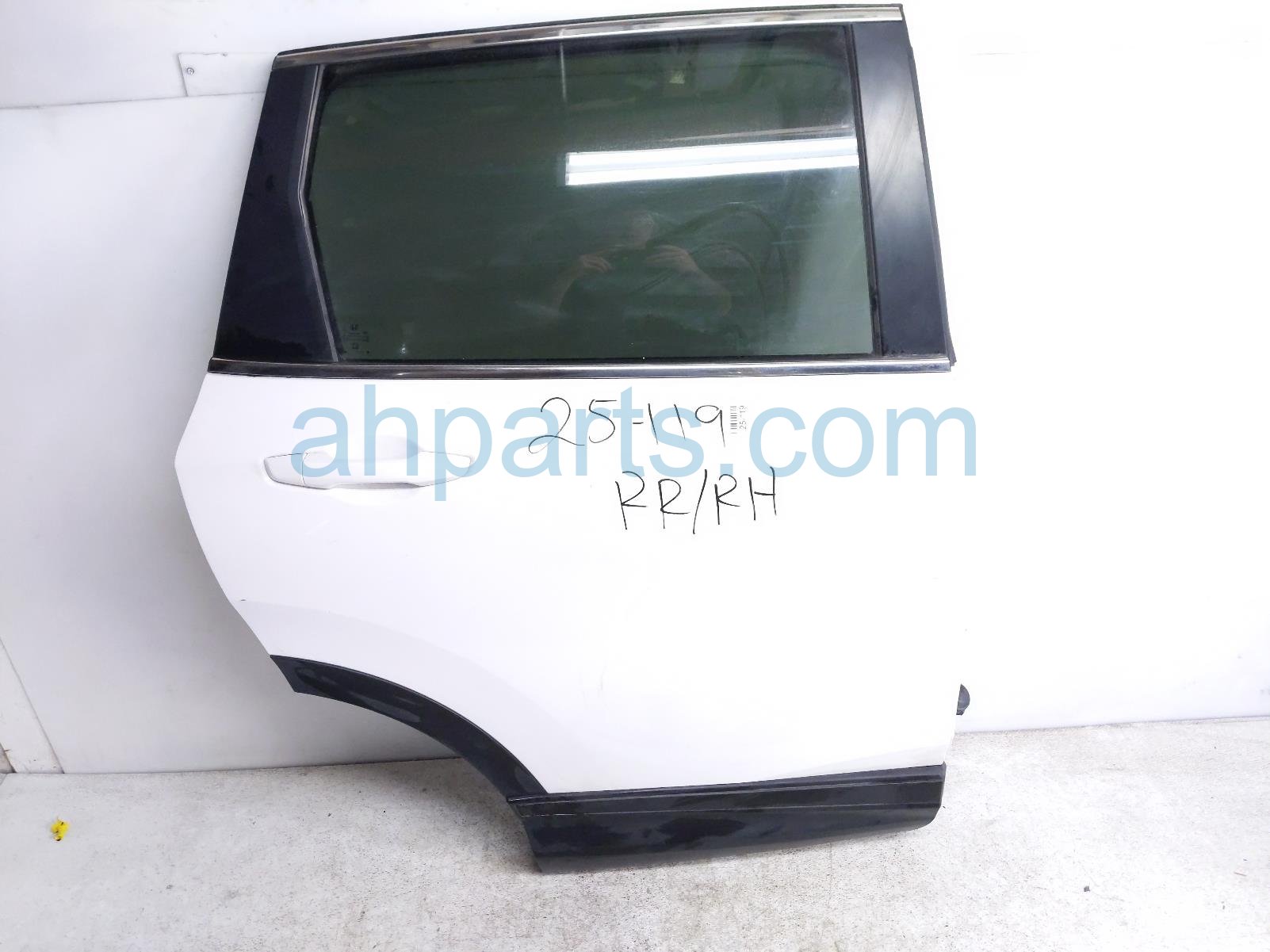 $1050 Honda RR/RH DOOR - WHITE - NO INSIDE TRIM* $1050 Honda RR/RH DOOR - WHITE - NO INSIDE TRIM*