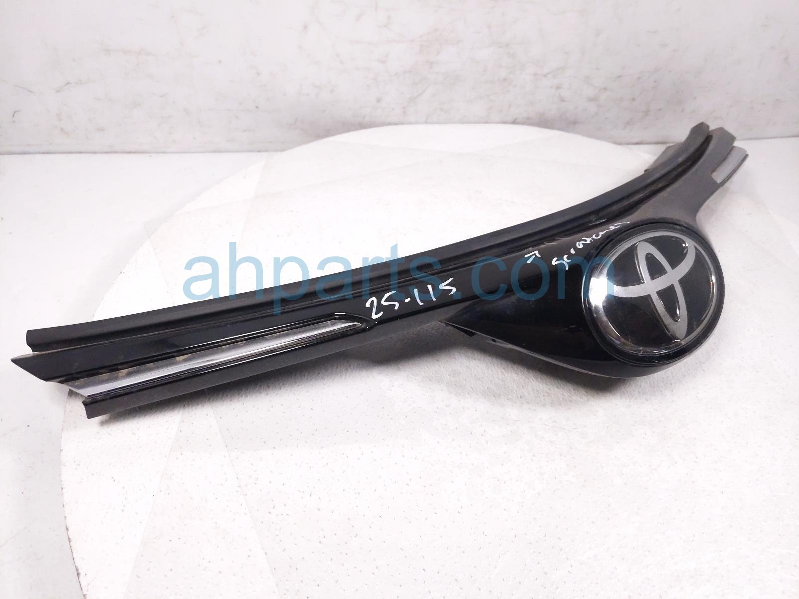 $425 Toyota UPPER GRILLE - BLACK W/ RADAR - DMG* $425 Toyota UPPER GRILLE - BLACK W/ RADAR - DMG*