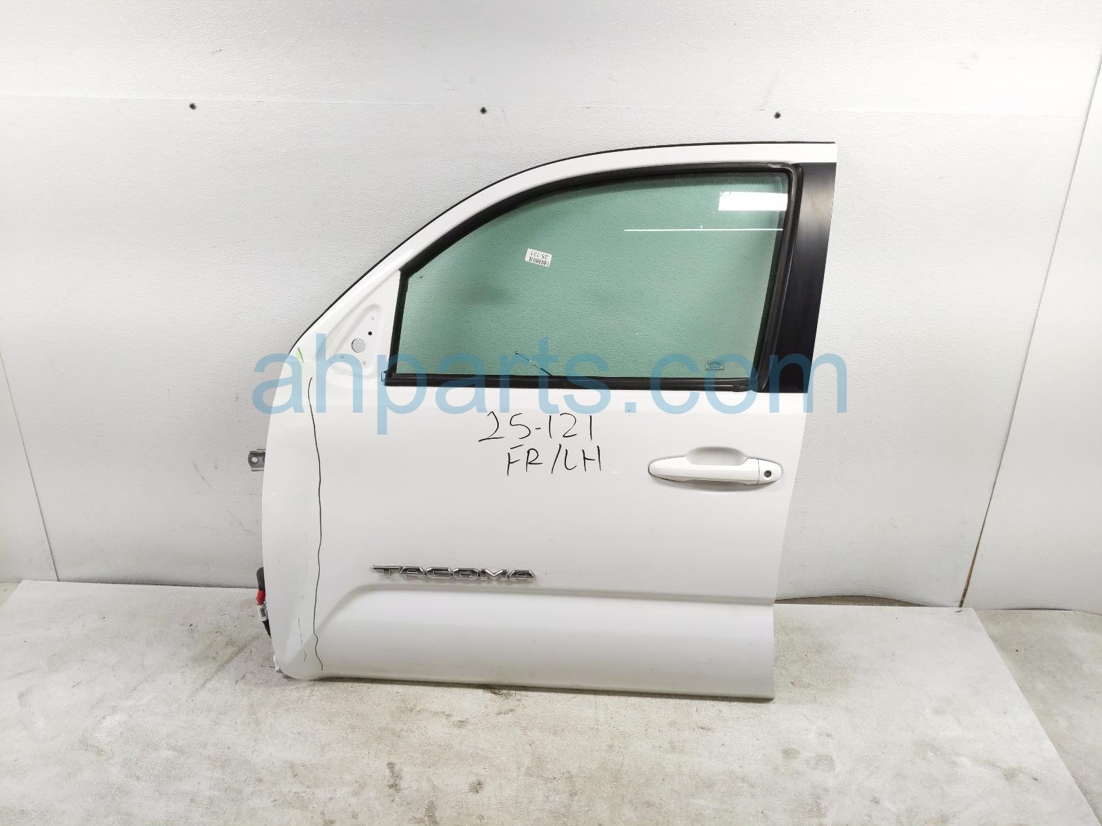 $600 Toyota FR/LH DOOR - WHITE - NO MIRROR/TRIM